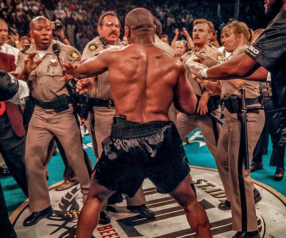 Michael Brennan Color Photograph – Mike Tyson nach dem Holyfield vs. match von Tyson, Übergröße, 1997