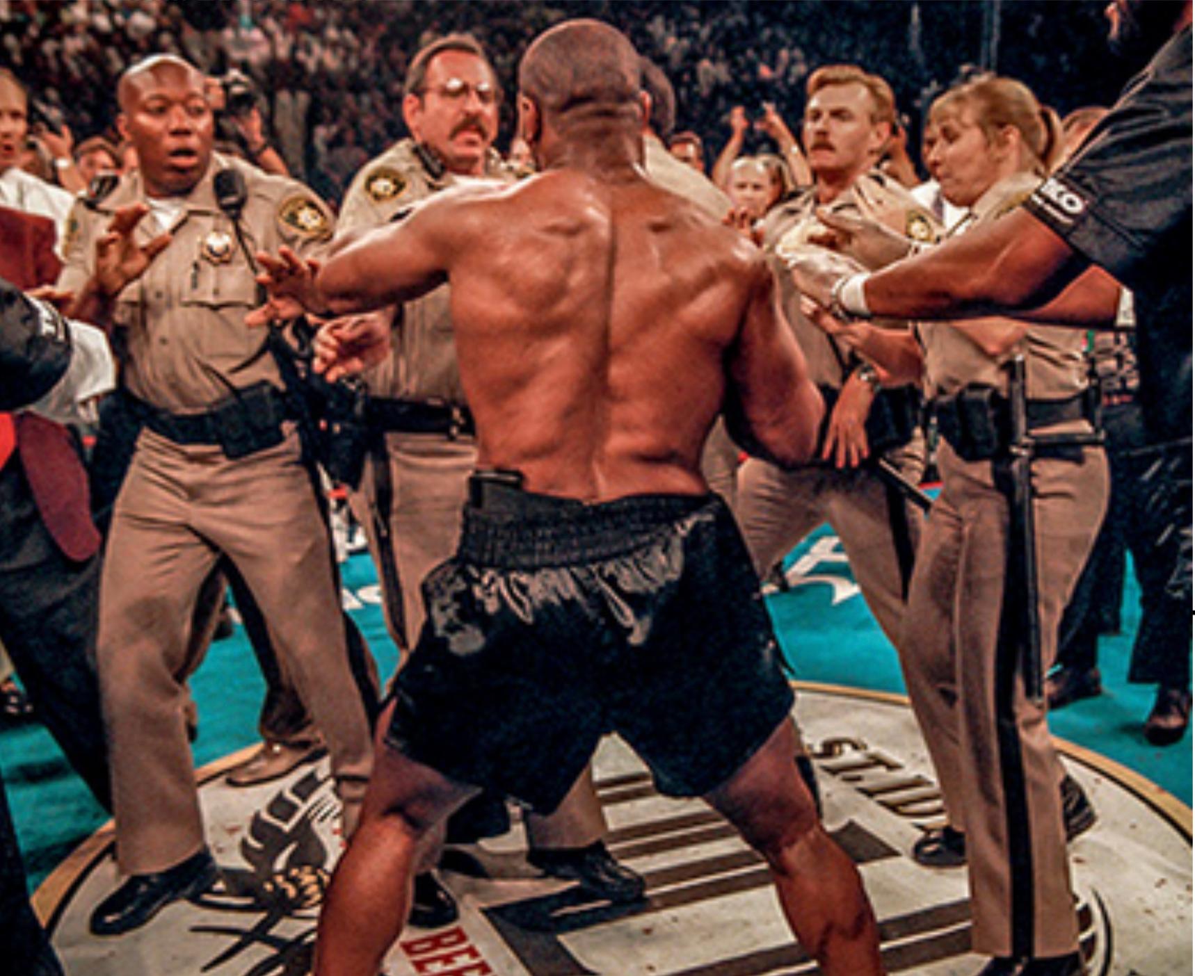 Michael Brennan  Color Photograph – Mike Tyson 1997 (gerahmt)
