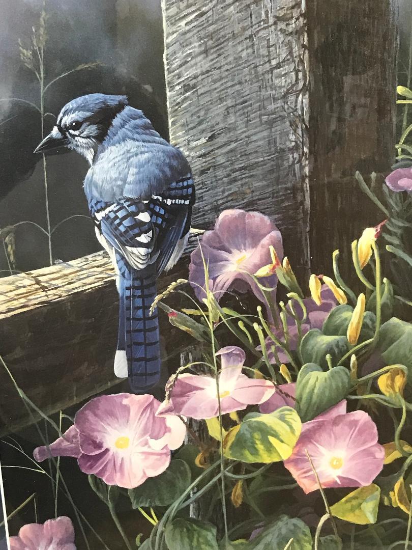 Blue Jay Floral,  Estampa contemporánea de fauna salvaje con tapete pintado a mano Remarque d - Painting de Michael Budden