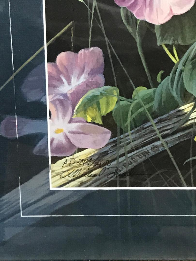 Ein Offsetdruck in limitierter Auflage des preisgekrönten zeitgenössischen Künstlers Michael Budden, der einen Eichelhäher in seiner natürlichen Umgebung inmitten von Morgenlilienblüten zeigt. Das Werk ist im Stil des impressionistischen Realismus
