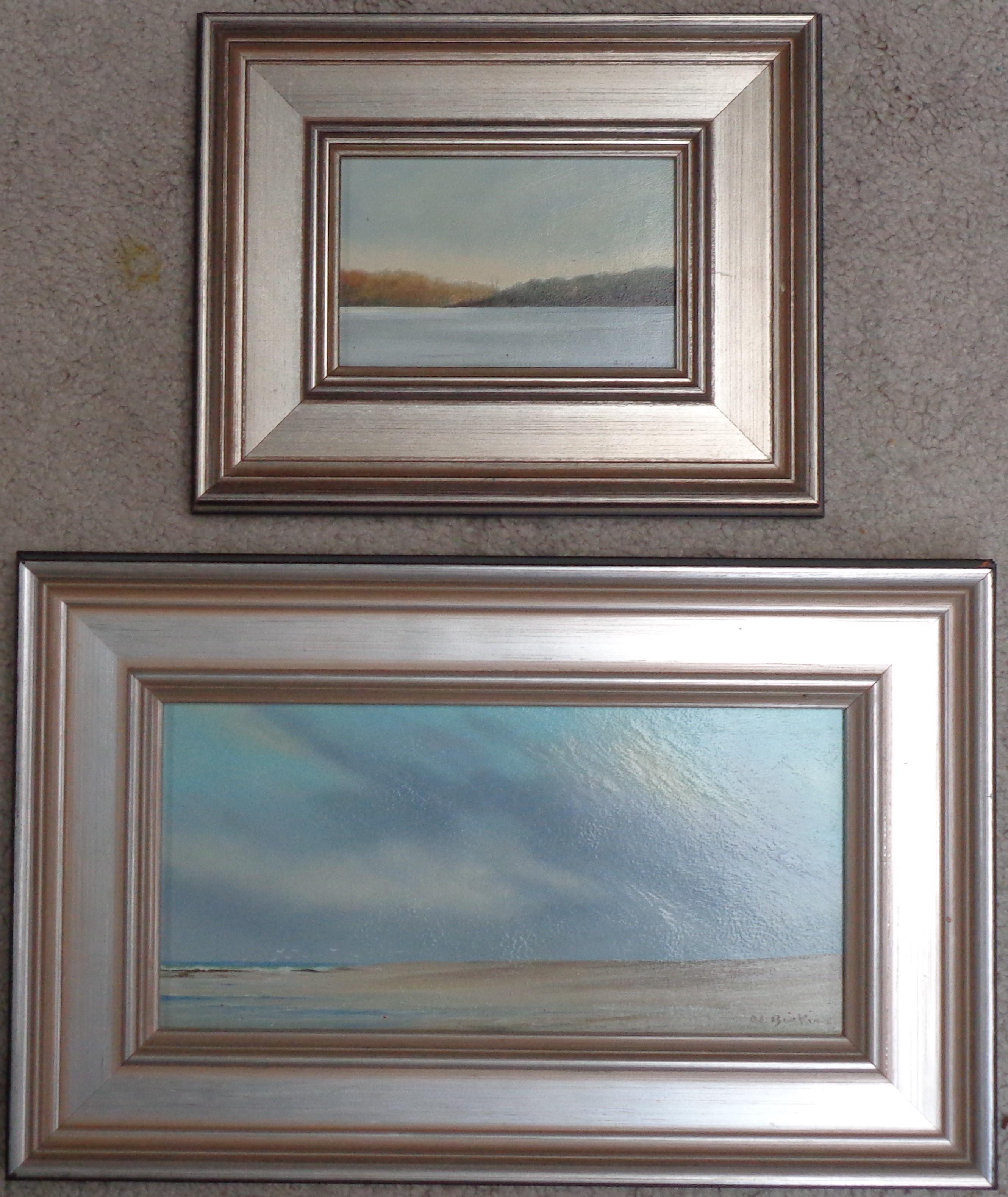 Ecco una coppia di dipinti dell'artista di Bordentown Al Baker. La più piccola delle due è una scena invernale. Il cielo ha una piccola macchia sul lato sinistro. L'altro dipinto, che misura 8,5 x 13,5 ed è incorniciato, è un paesaggio marino