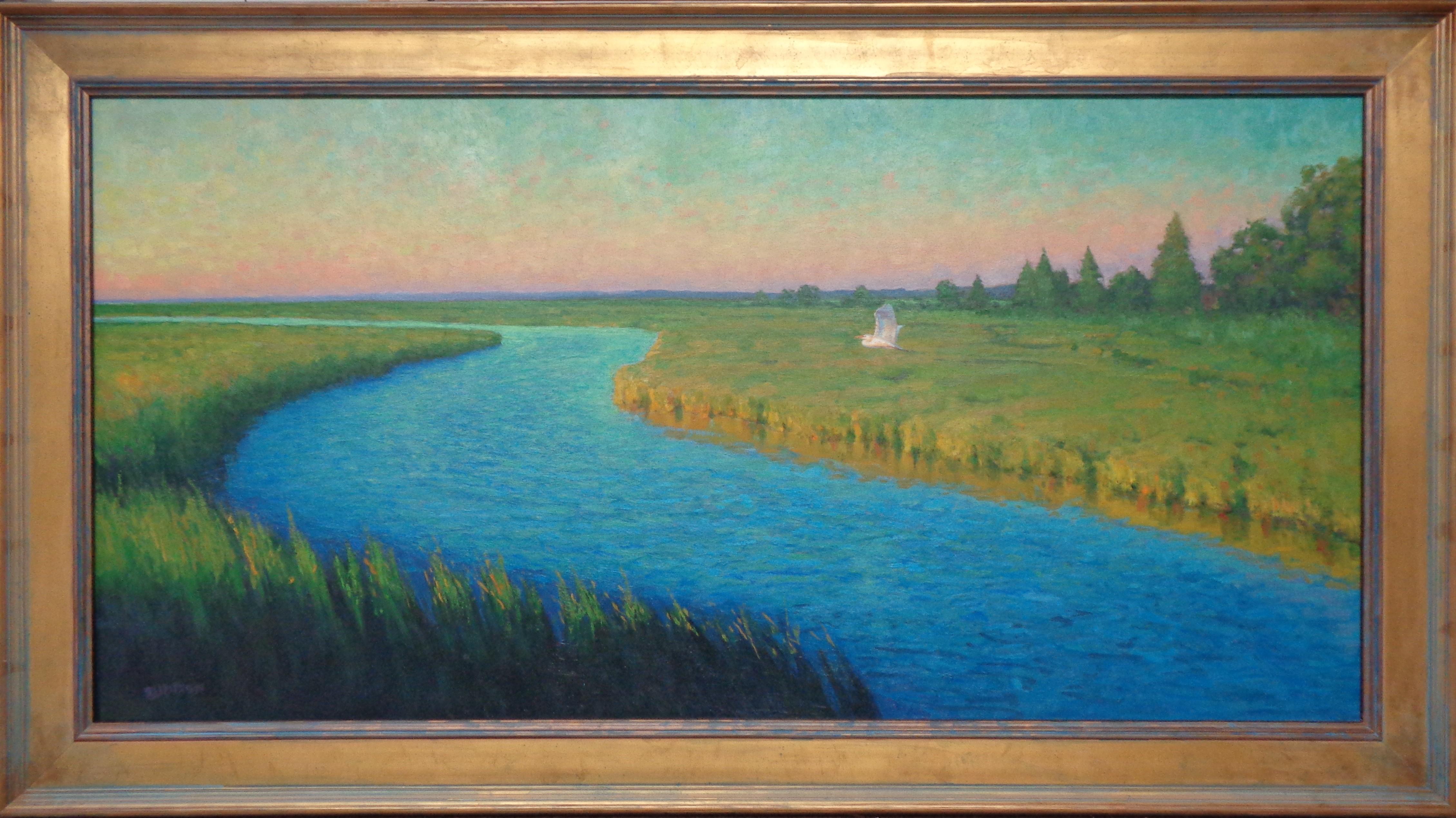 Garceta al atardecer es una pintura al óleo sobre panel de masonita del galardonado artista contemporáneo Michael Budden que muestra un atardecer bellamente iluminado y una garceta que atrapa la luz volando hacia su dormidero en esta gloriosa vista