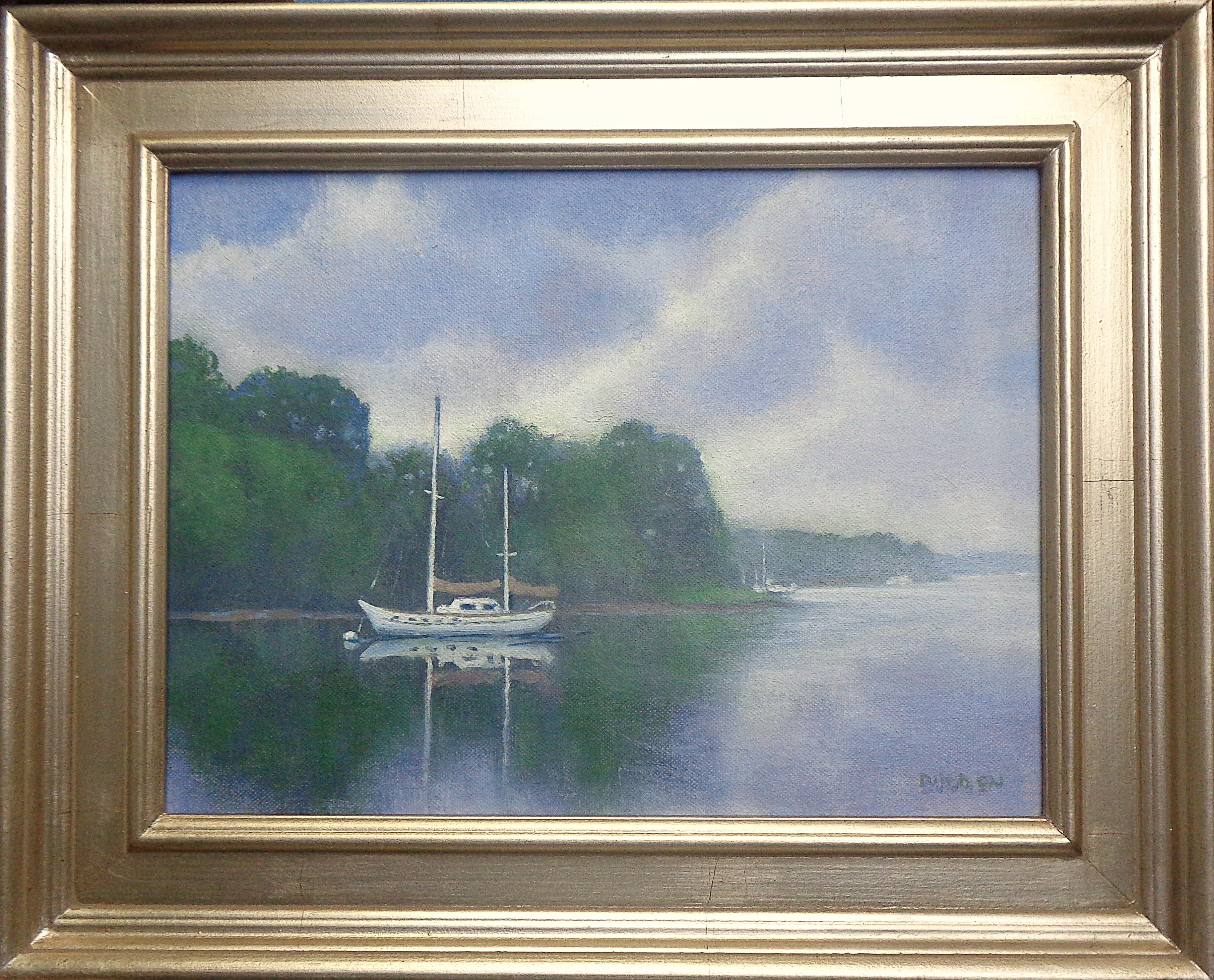 Morgennebel
Öl/Leinwand 9x12 ungerahmt, 12,63 x 15,63 gerahmt
unterzeichnet LR
Morning Mist ist ein Ölgemälde, das einen schönen, nebligen Sommermorgen mit einem Segelboot zeigt, das vor Anker liegt und auf das nächste Abenteuer