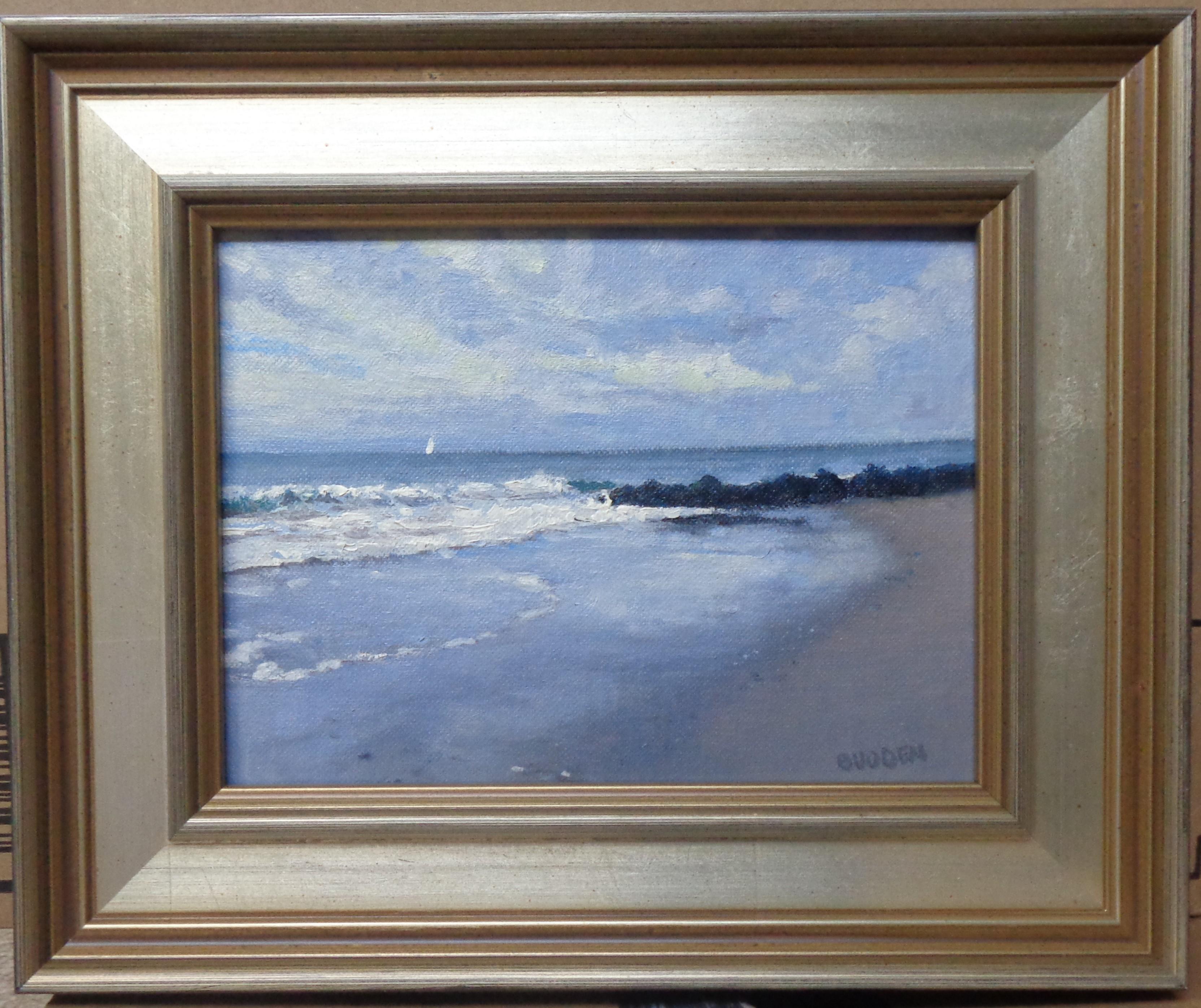 Una pintura al óleo sobre tabla del galardonado artista contemporáneo Michael Budden que muestra un barco de una sola vela en un sutil día gris en la playa con cielos despejados creado en un estilo de realismo impresionista. La imagen mide 6 x 8 sin