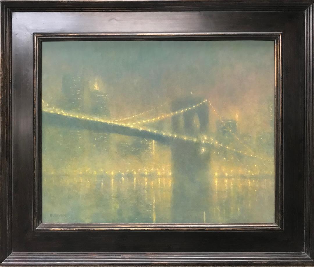 Noche de niebla en el puente de Brooklyn es un óleo del galardonado artista contemporáneo Michael Budden que muestra una vista del puente de Brooklyn con una densa niebla atmosférica que crea un hermoso efecto de luz suave en todo el cuadro. El