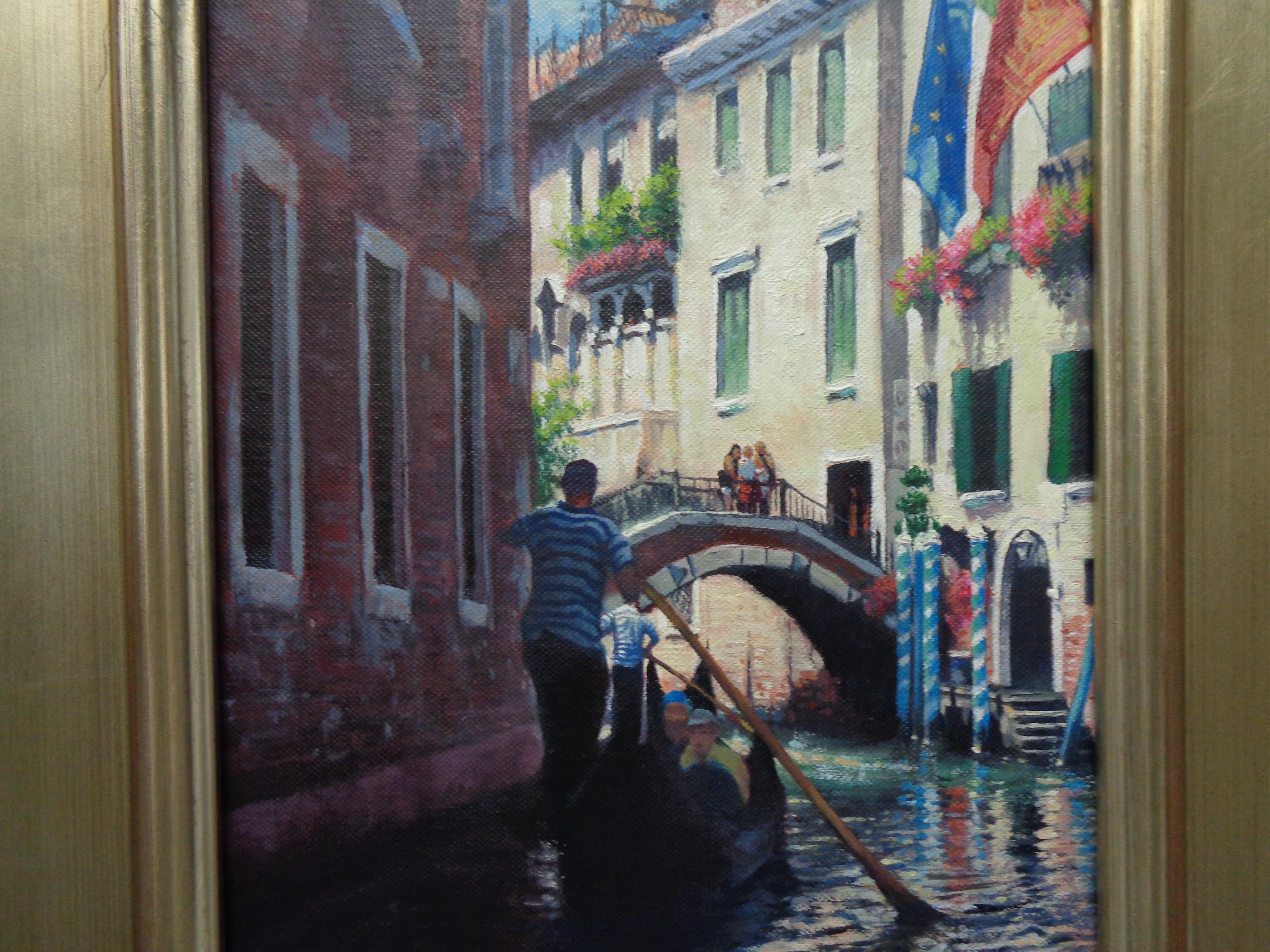 Paesaggio marino realistico Venezia Quadro Michael Budden Gondolieri Luce del sole e bandiere in vendita 2