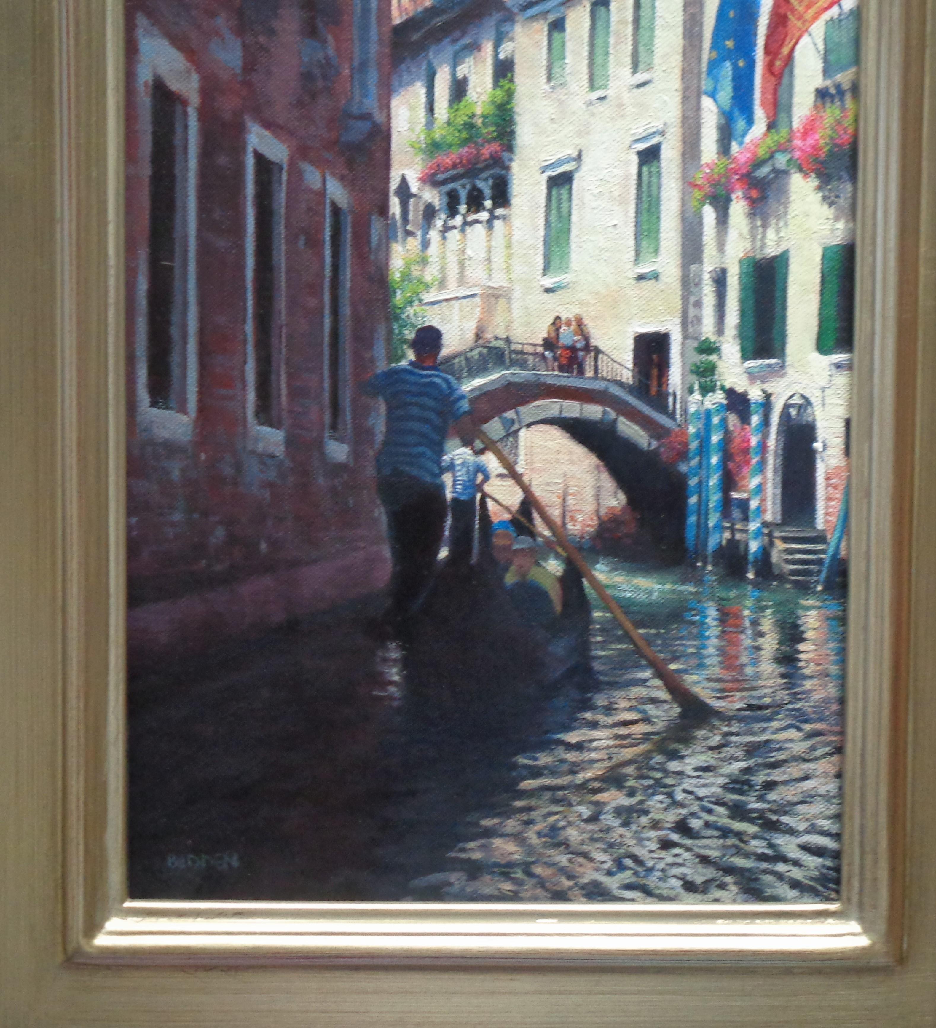 Paesaggio marino realistico Venezia Quadro Michael Budden Gondolieri Luce del sole e bandiere in vendita 3