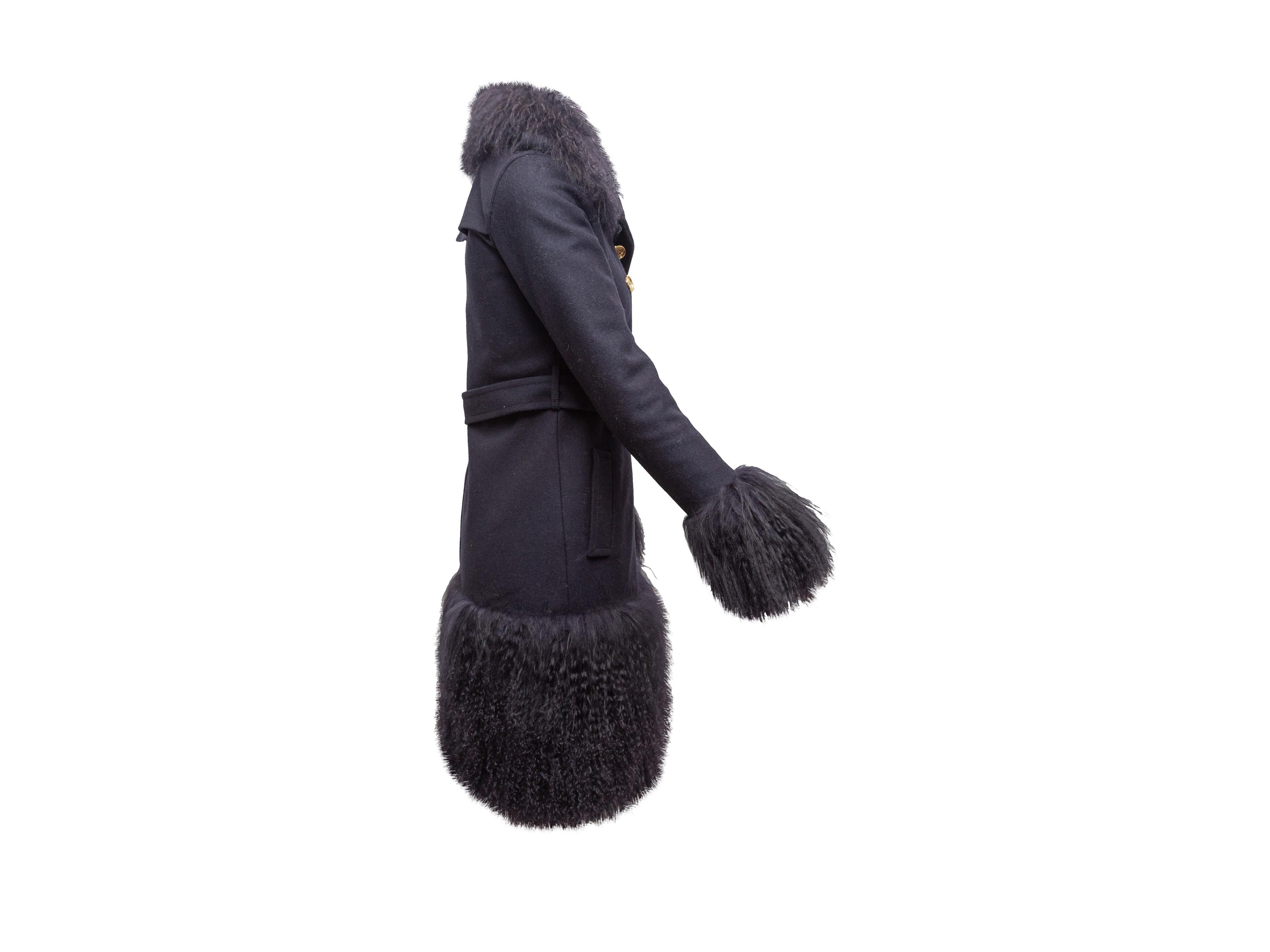 Einzelheiten zum Produkt: Zweireihiger Mantel aus marineblauer Wolle von Michael by Michael Kors. Pelzbesatz aus mongolischem Lammfell. Zwei Gesäßtaschen. Gürtel in der Taille. Vorne mit goldfarbenen Knöpfen verschließbar. 38