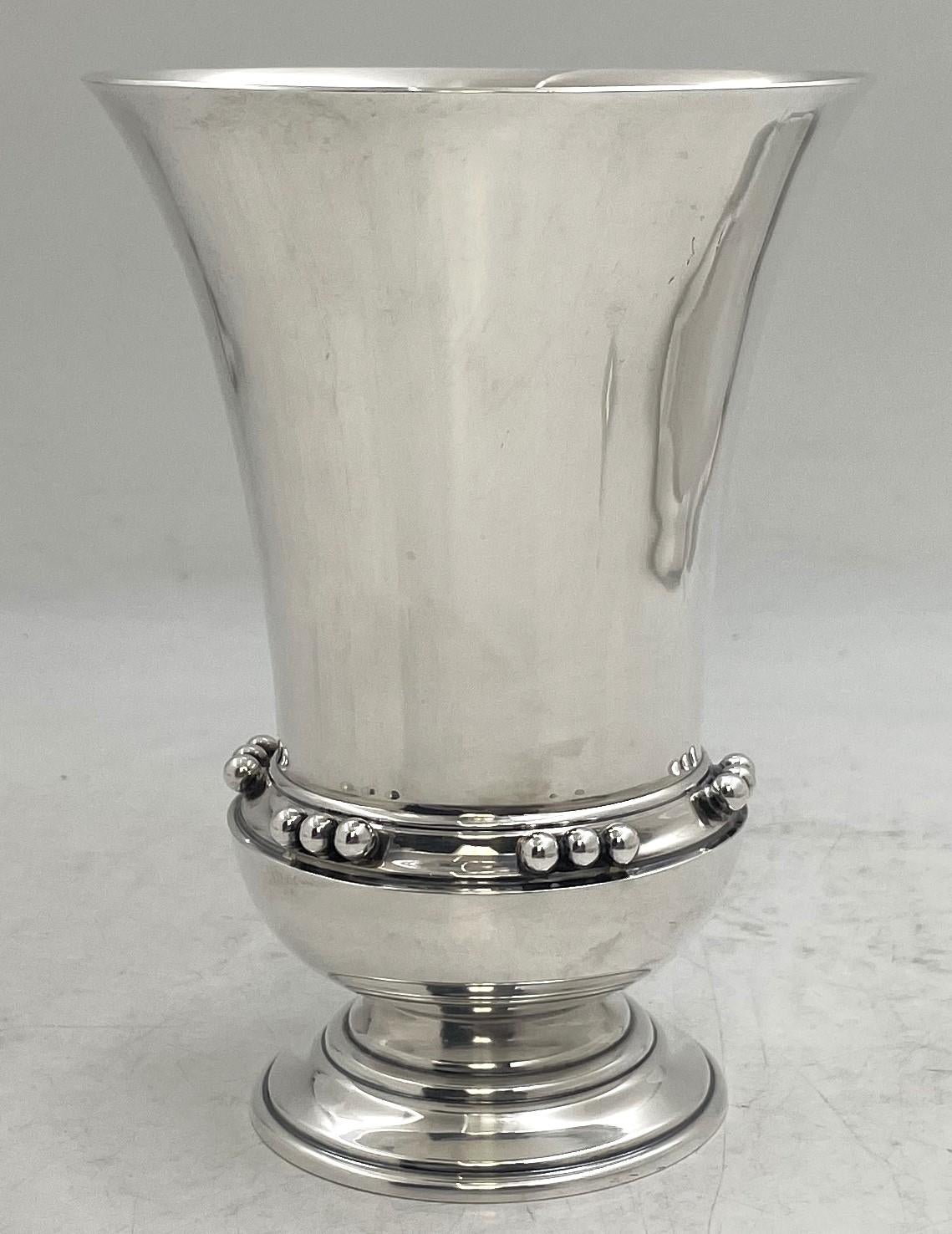 Michael C. Fina Sterling Silver Vase in Mid-Century Modern Style (Moderne der Mitte des Jahrhunderts) im Angebot