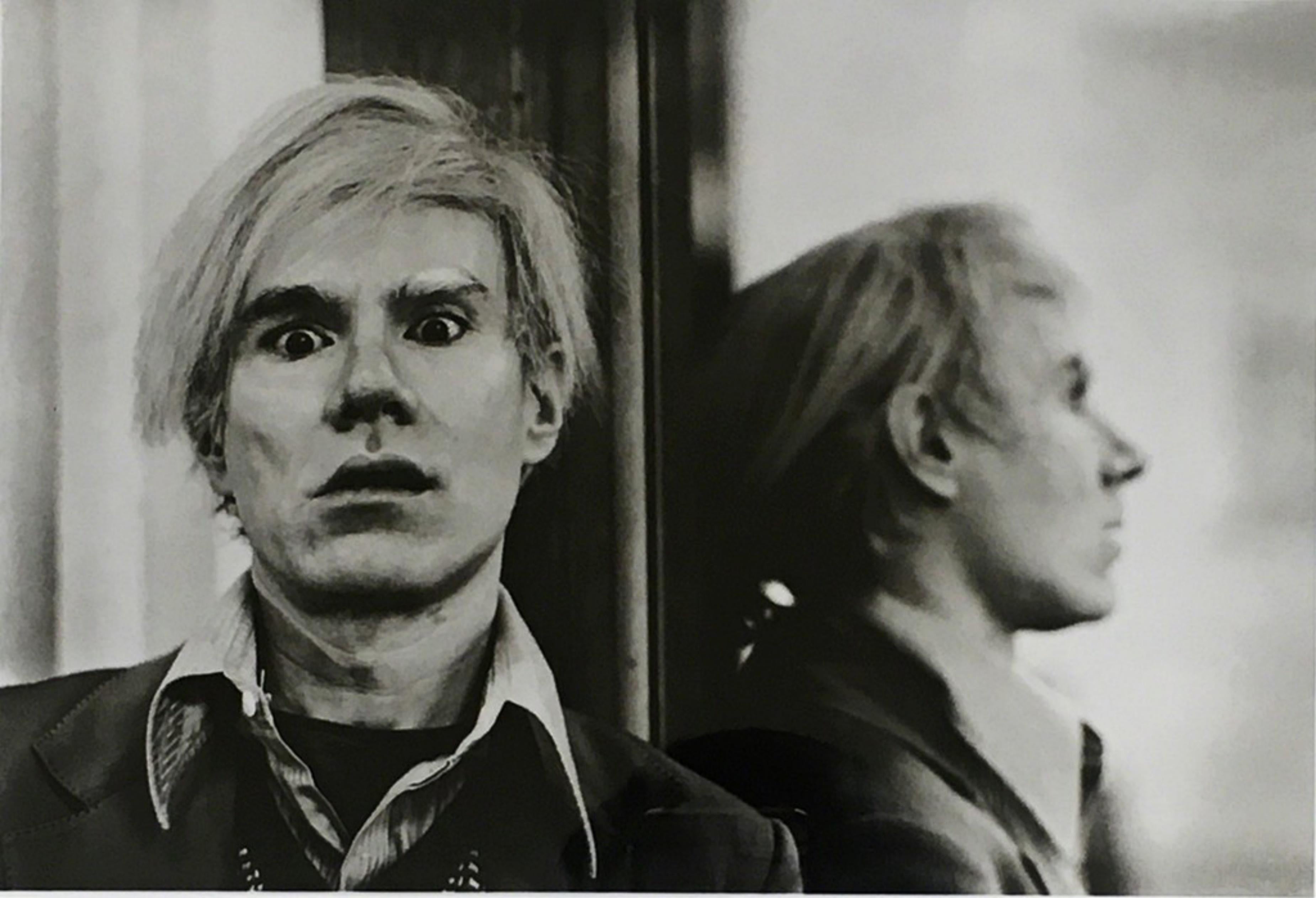 Andy Warhol in seinem New Yorker Studio, 1976 (Palm Springs Art Museum), signiert  – Print von Michael Childers