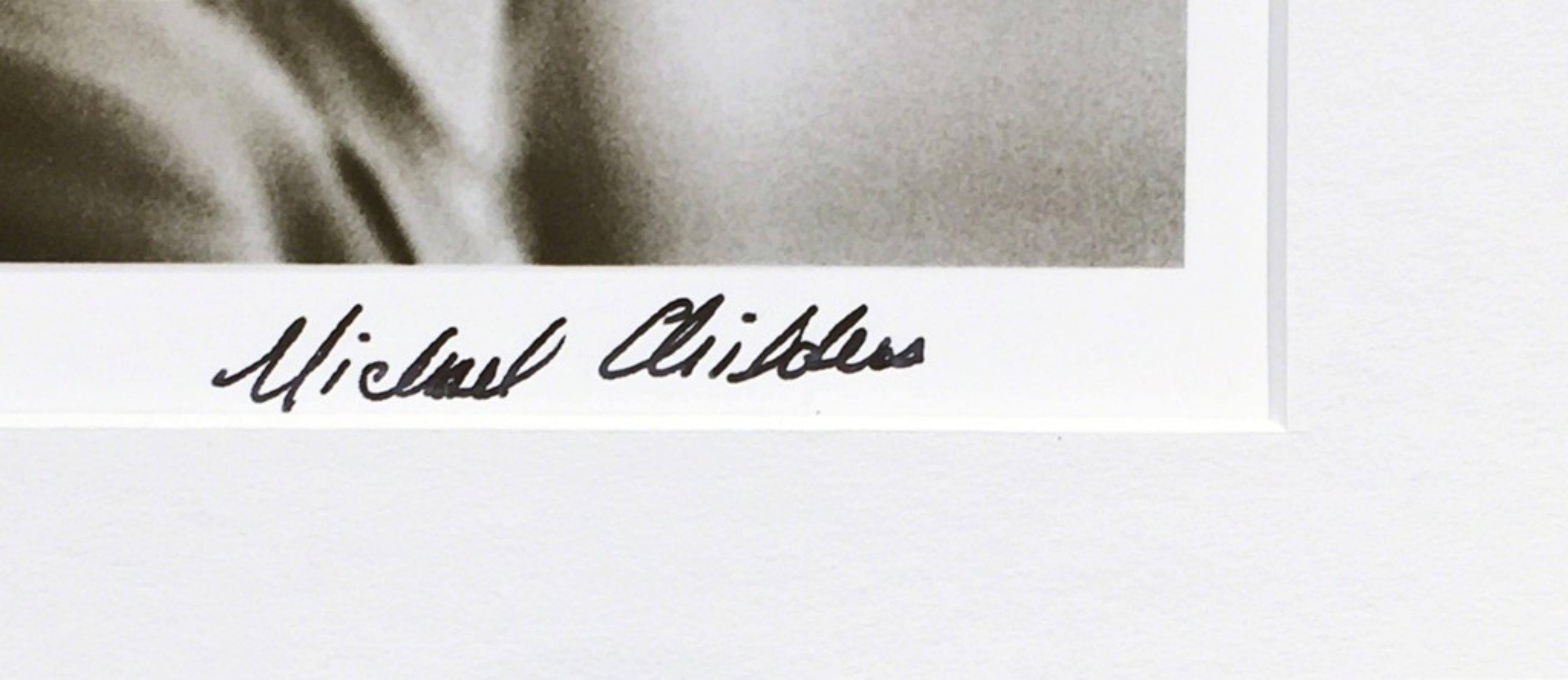 MICHAEL CHILDERS
Andy Warhol in seinem New Yorker Studio, 1976
Fotodruck
Gedruckt im Jahr 2007 
Auf der Vorderseite mit schwarzem Filzstift vom Fotografen Michael Childers fett signiert
Inklusive Rahmen: im Originalrahmen, den der Fotograf dem Palm