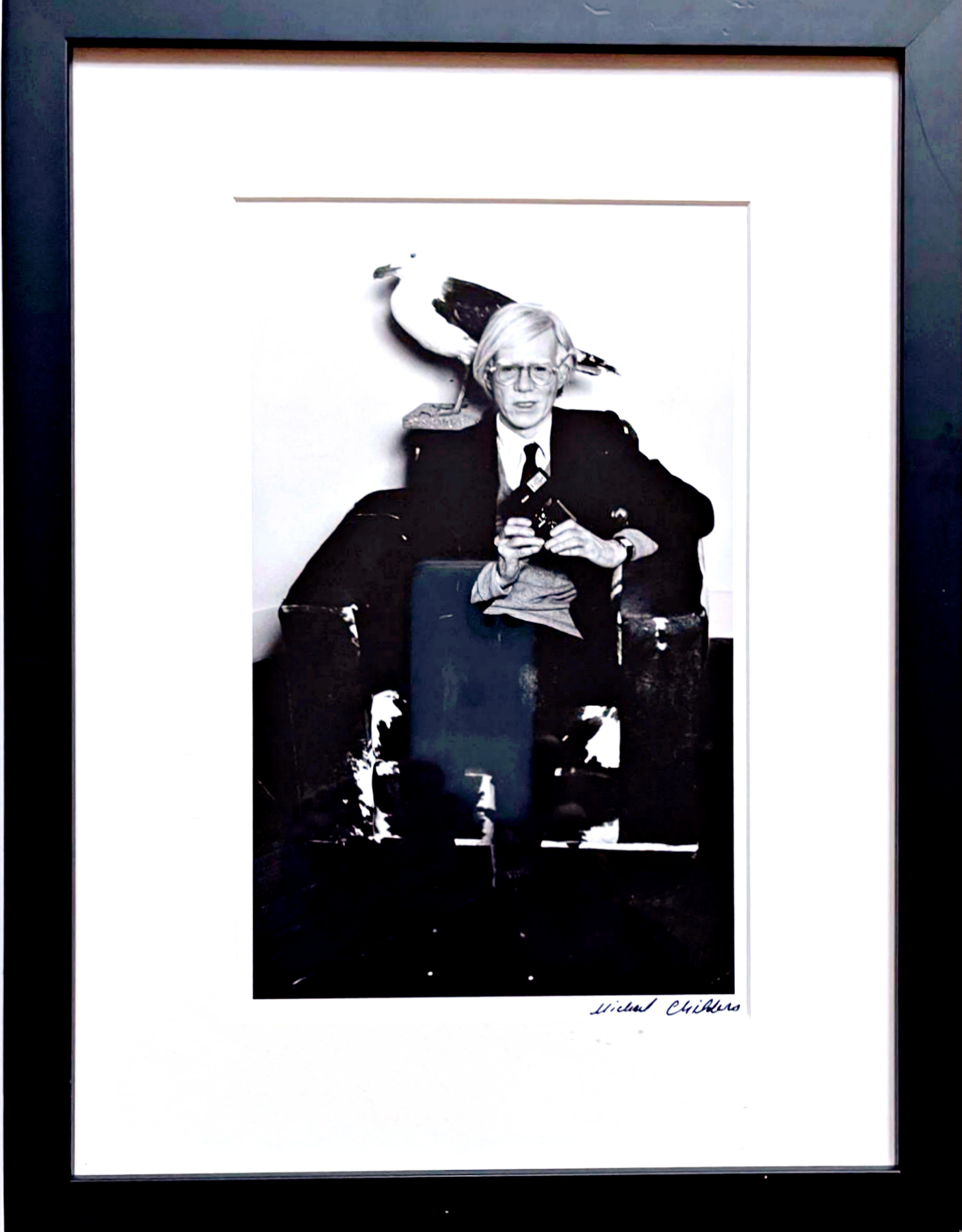 Black and White Photograph Michael Childers - Andy Warhol à Paris avec un oiseau assis 1976 signé Palm Springs Art Museum