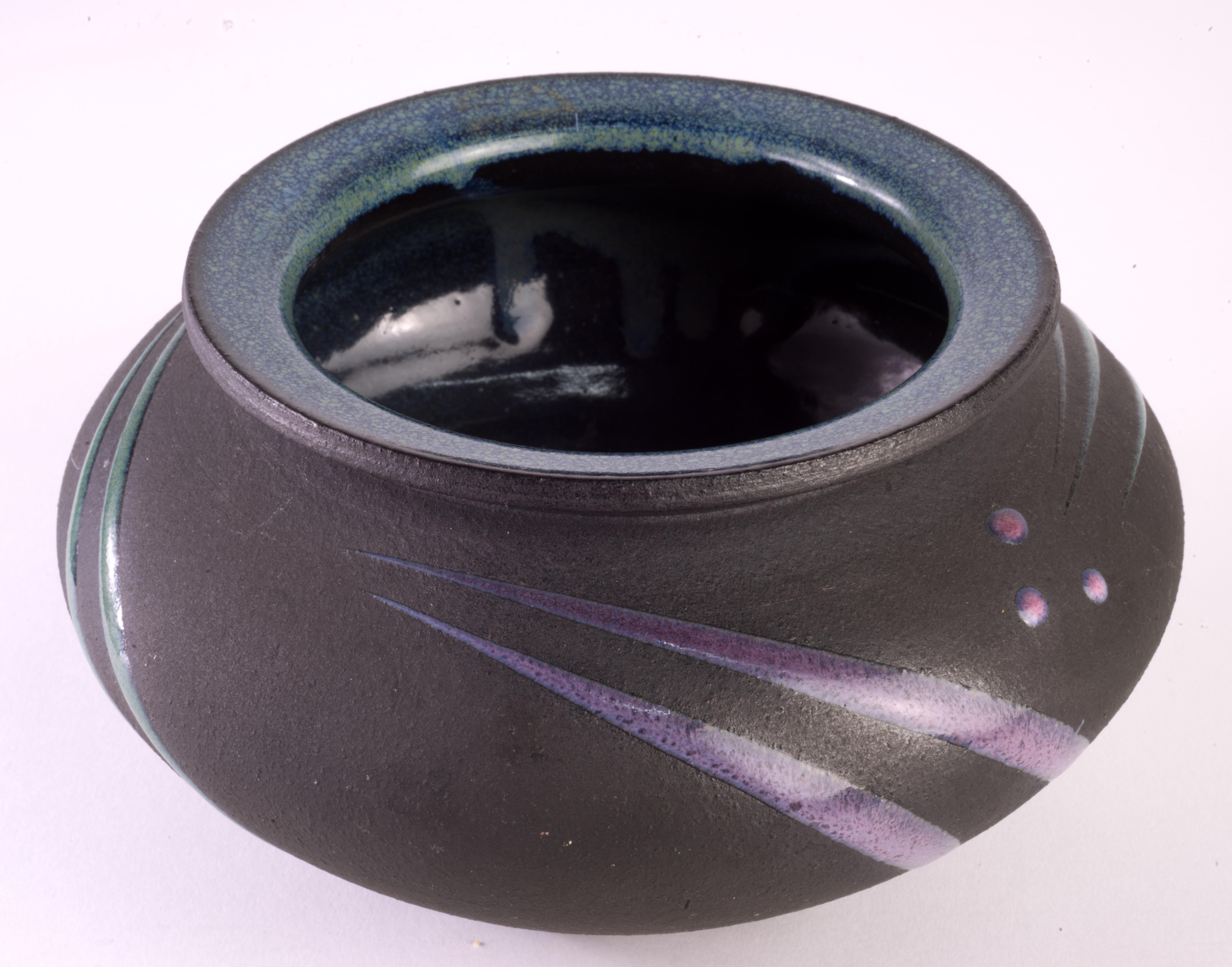 Americano Vaso postmoderno in ceramica d'arte Michael Cho, nero in vendita