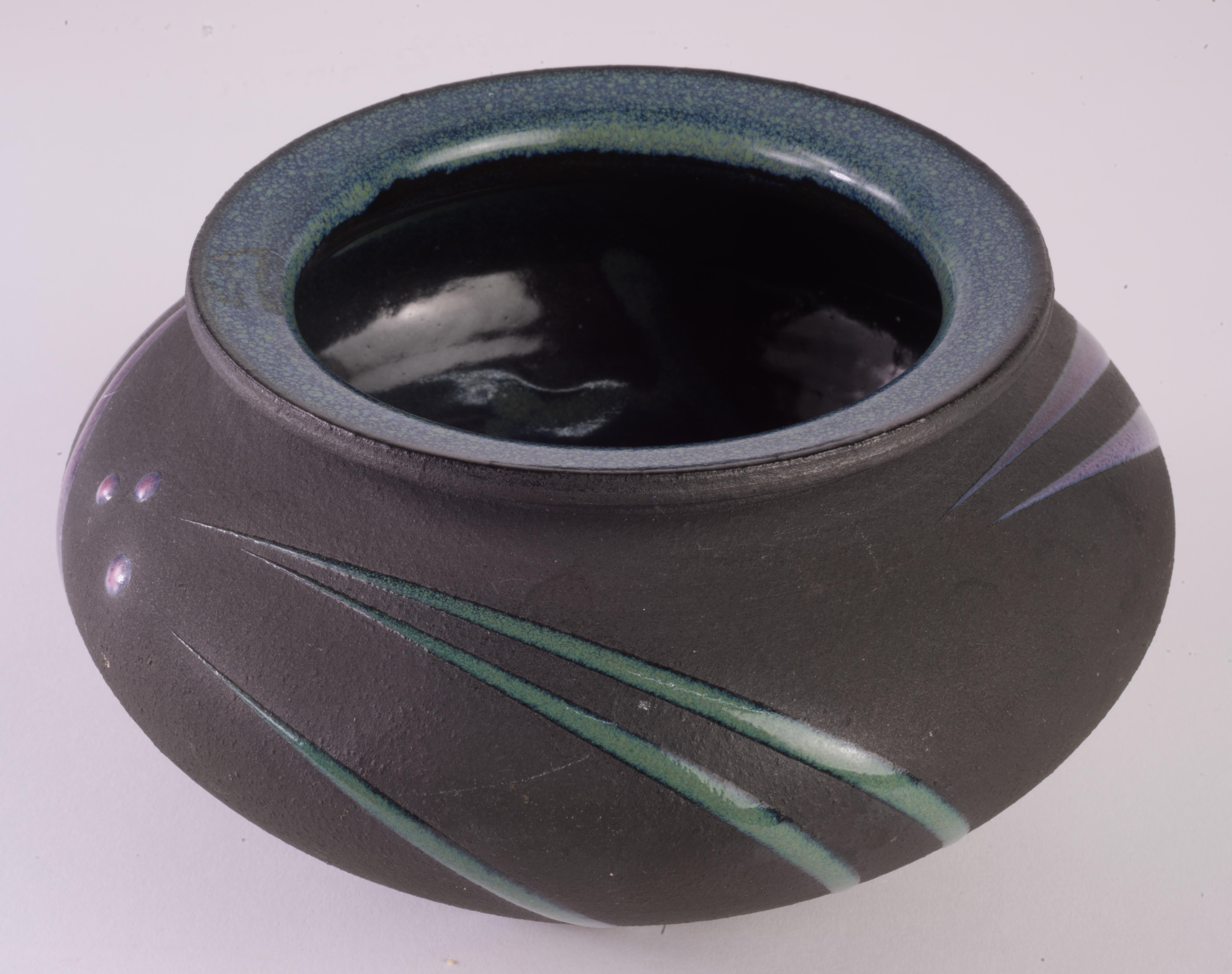 Michael Cho Art Pottery Postmodern Vase Black In Good Condition For Sale In Clifton Springs, NY