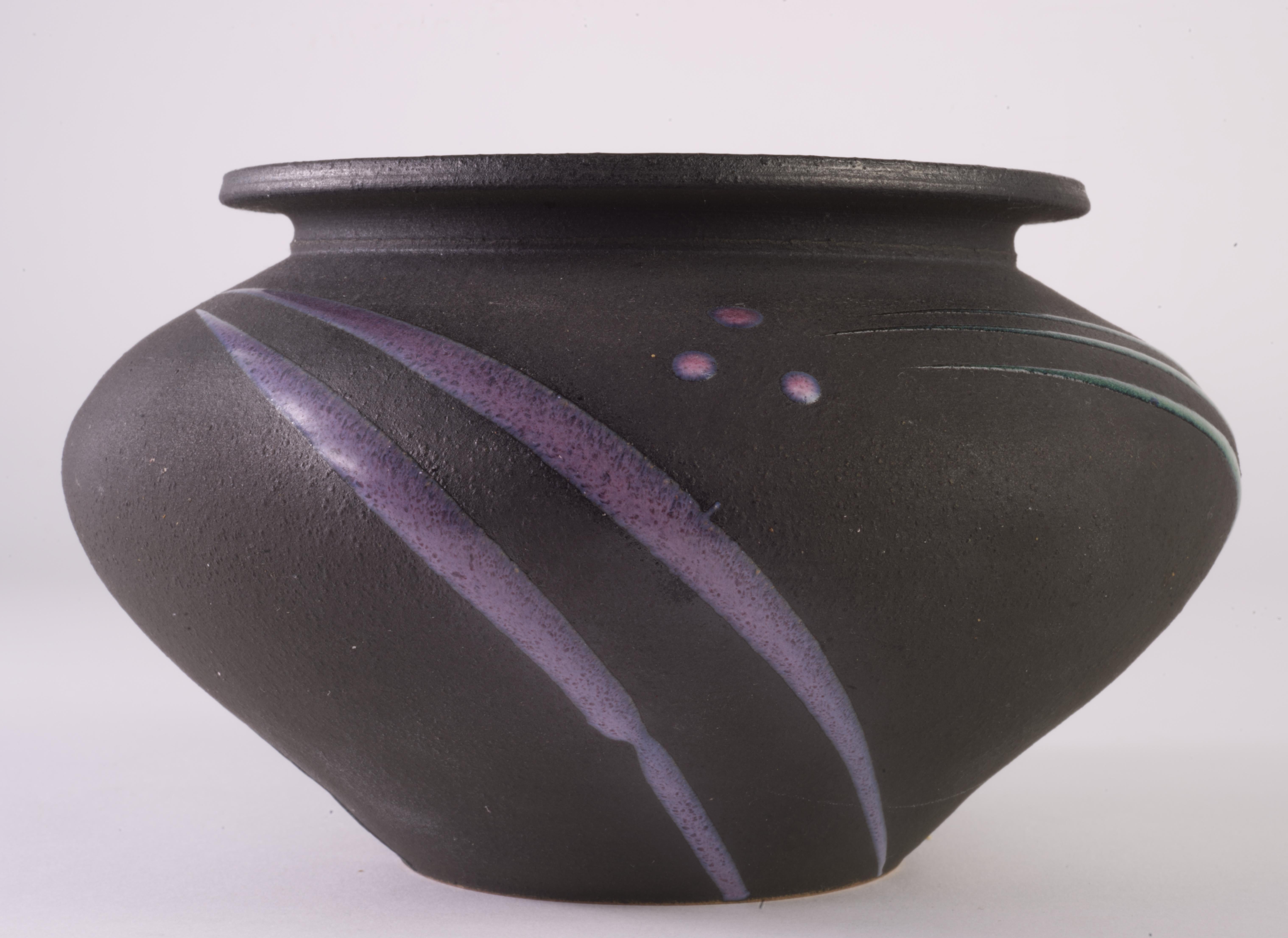 Vaso postmoderno in ceramica d'arte Michael Cho, nero in vendita 1