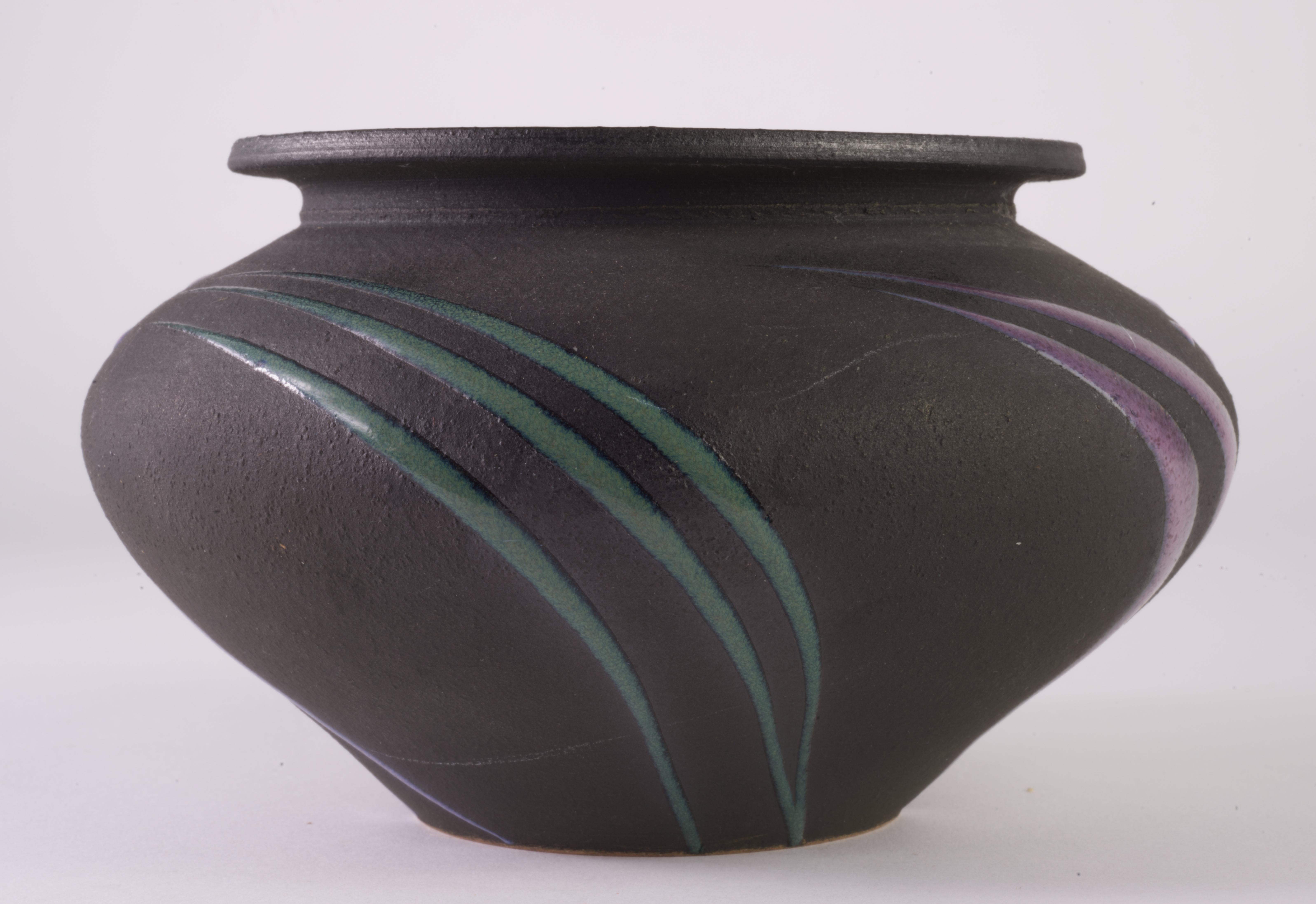 Vaso postmoderno in ceramica d'arte Michael Cho, nero in vendita 2