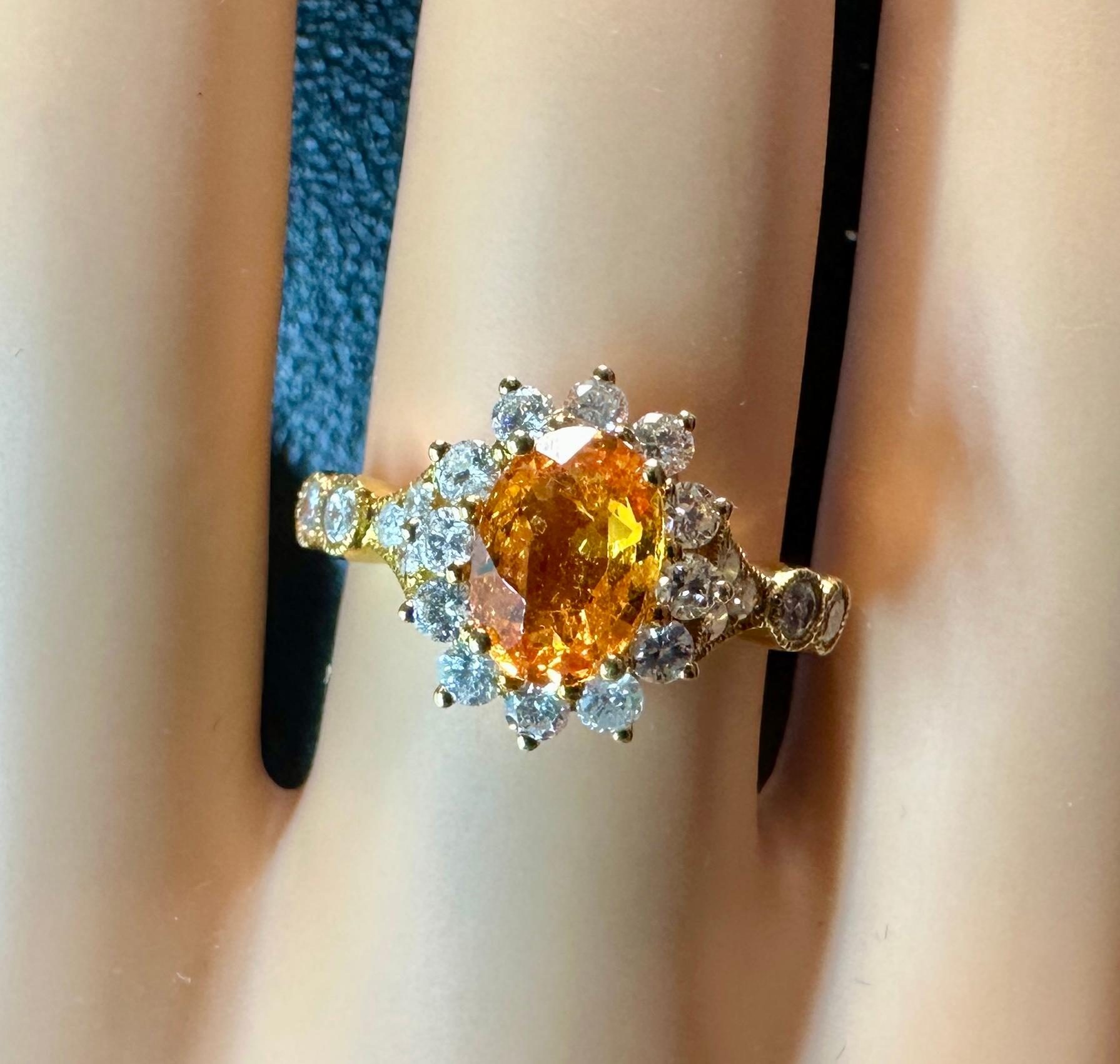 Wir sind hocherfreut, diesen außergewöhnlichen Michael Christoff of Beverly Hills 1.75 Carat antique natural Orange Spessartite Garnet Ring mit einem Halo von 22 Round Brilliant Cut Diamanten in 18 Karat Gelbgold mit einem GIA Zertifikat anbieten zu