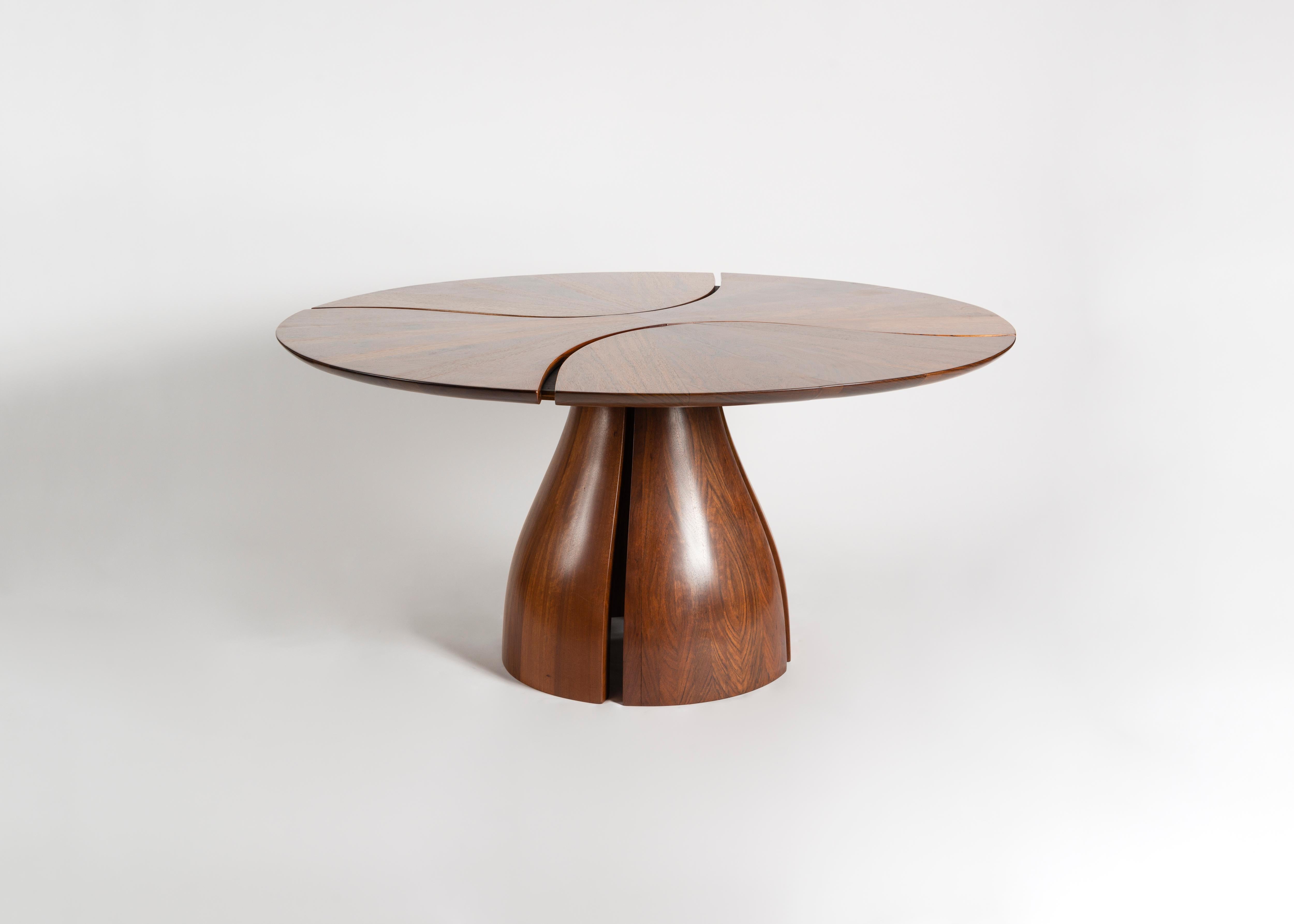 Cette table sculpturale est composée de plusieurs pièces de bois du Mozambique qui s'emboîtent parfaitement pour créer la forme d'un lys. Comme la plupart des œuvres de Michael Can, la pièce établit un contraste entre la qualité fluide des formes de
