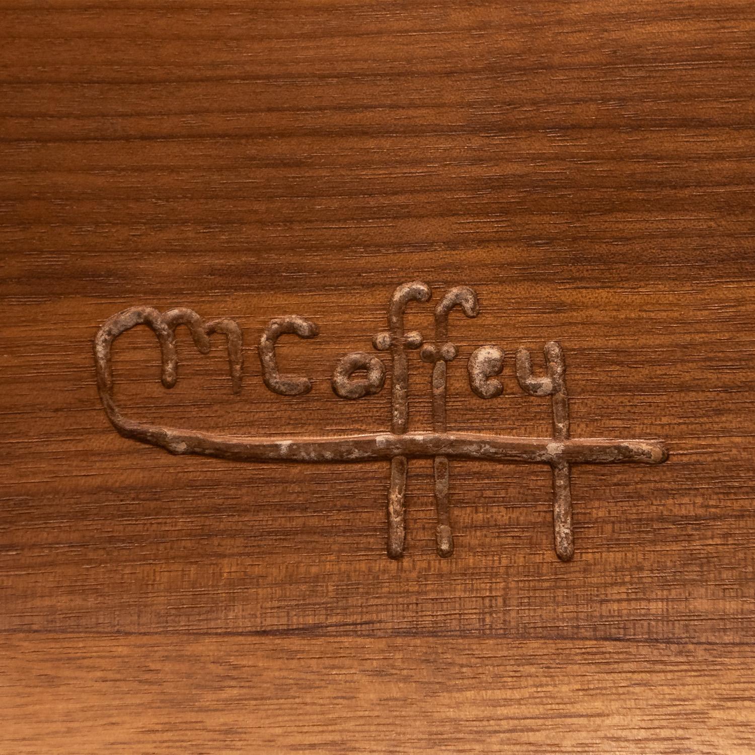 Michael Coffey Rare ensemble de 6 tabourets sculptés à la main en noyer 2007 (signé) en vente 1