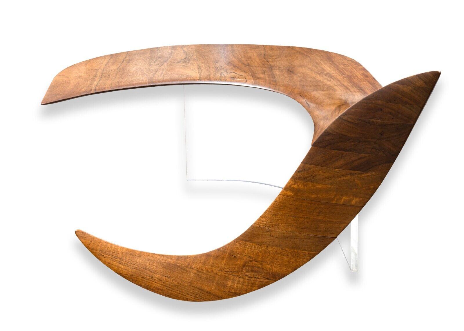 20ième siècle Table basse contemporaine en bois et lucite signée Michael Coffey Pegasus en vente