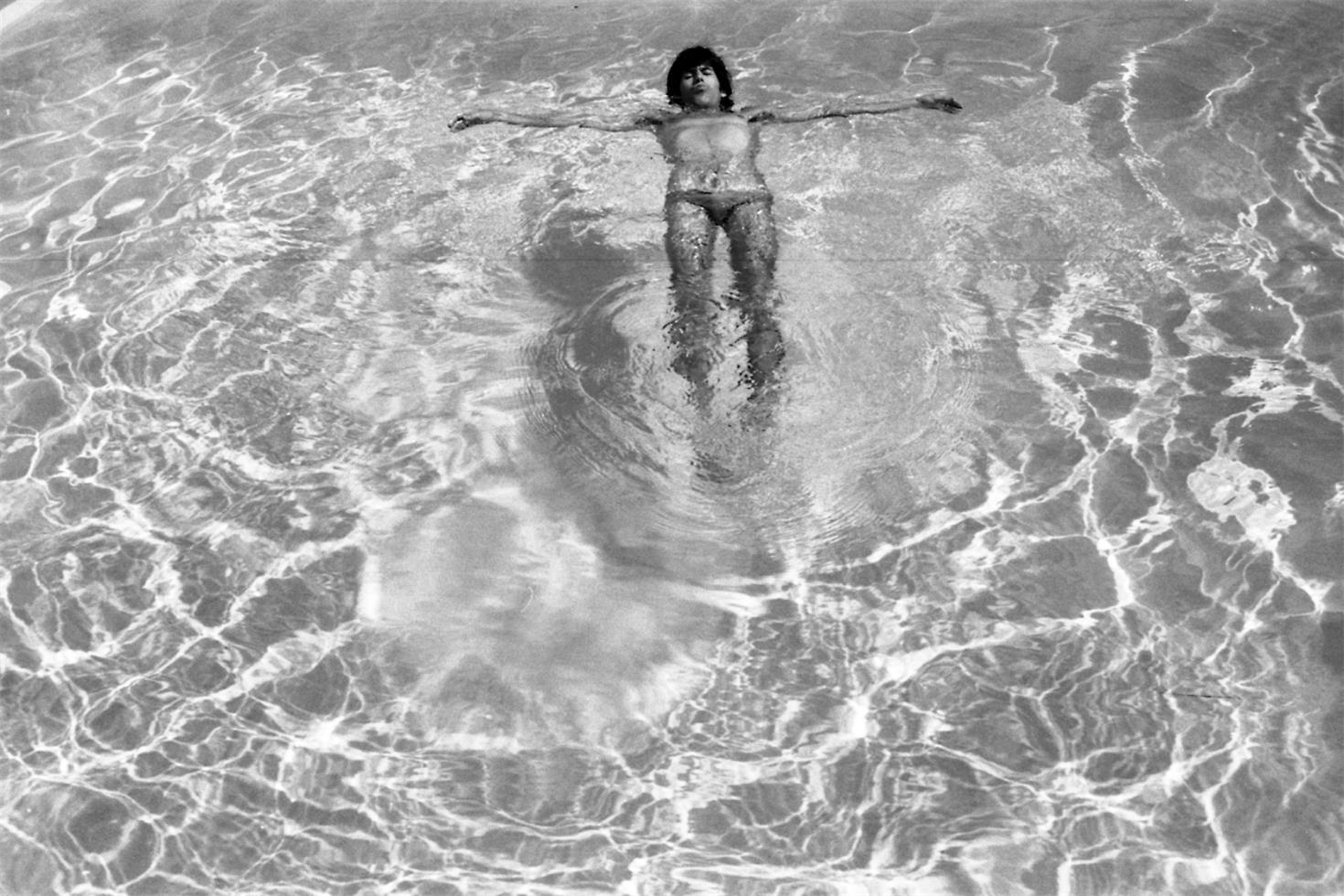 Michael Cooper (b.1941) Black and White Photograph – Keith Swimming Pool