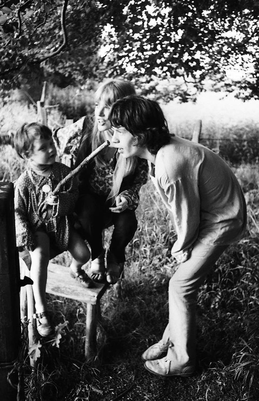 Michael Cooper (b.1941) Black and White Photograph - Mick Jagger & Marianne Faithful