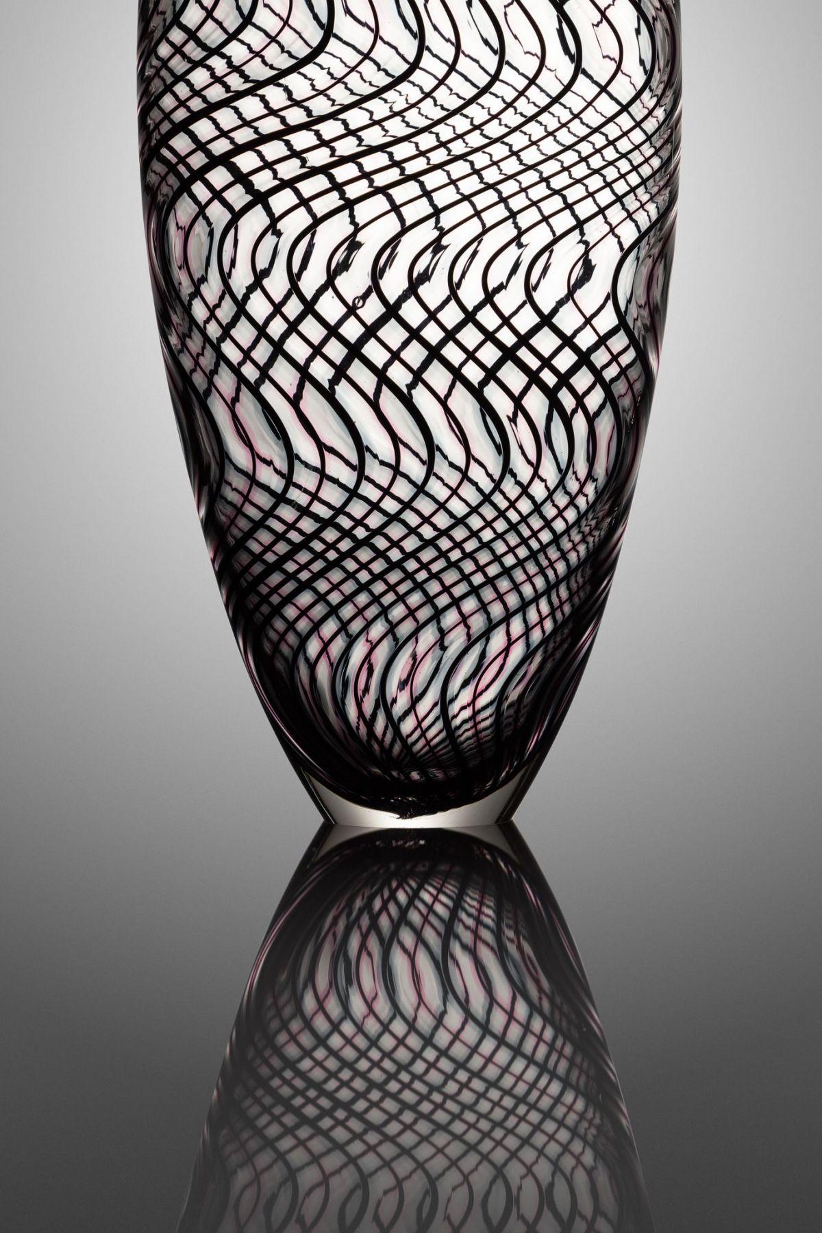 Michael Cozza ist ein Glaskünstler, der in Seattle, Washington, lebt und arbeitet. Cozzas Arbeit konzentriert sich auf die Verwendung traditioneller venezianischer Techniken in Kombination mit einer zeitgenössischen Designästhetik. Sein besonderes
