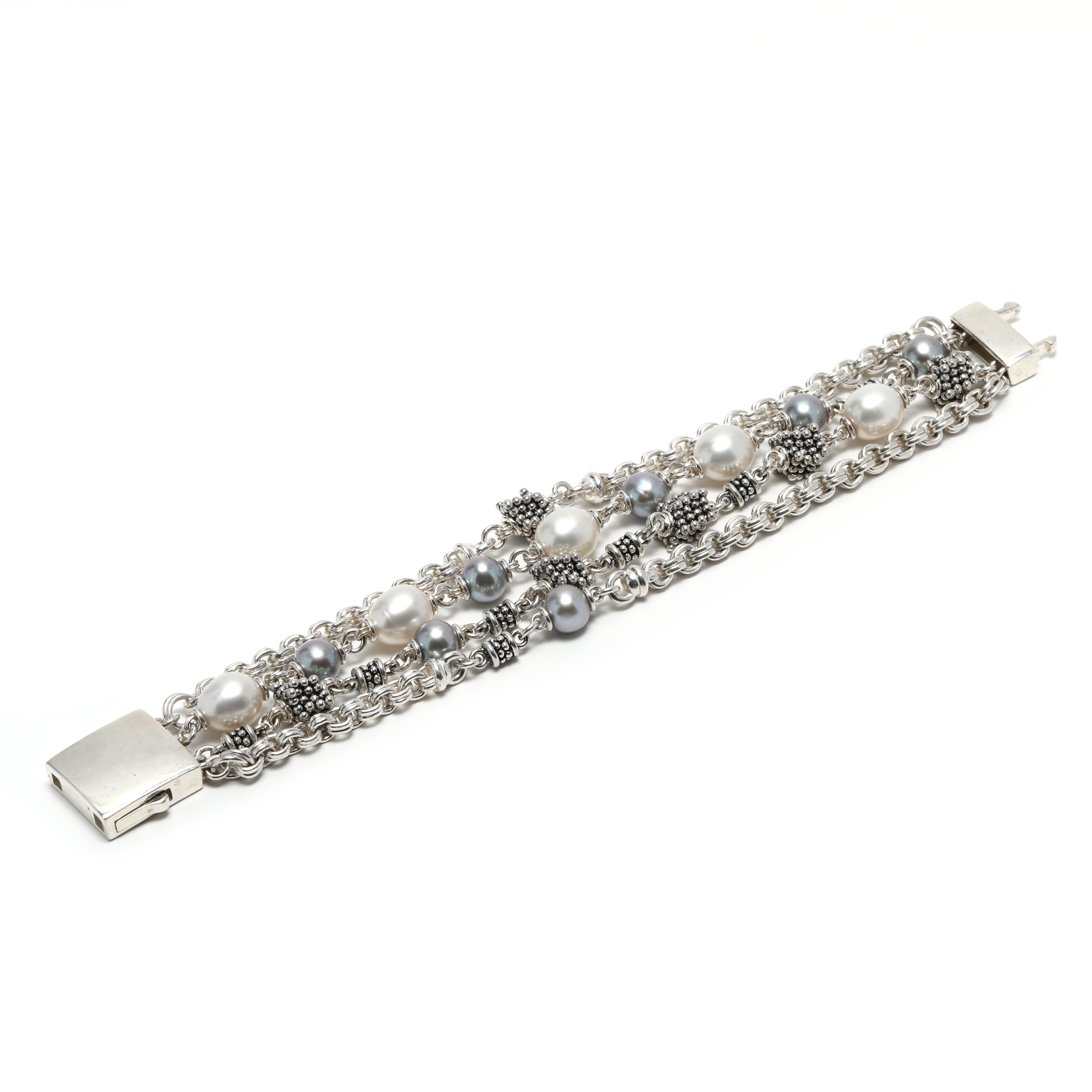 Das Michael Dawkins Gray White Pearl Bead Multi Row Bracelet ist ein atemberaubendes Schmuckstück aus Sterlingsilber. Mit seinem einzigartigen Design aus ineinander greifenden Perlen und Reihen zieht dieses Armband die Blicke auf sich. Die Länge von
