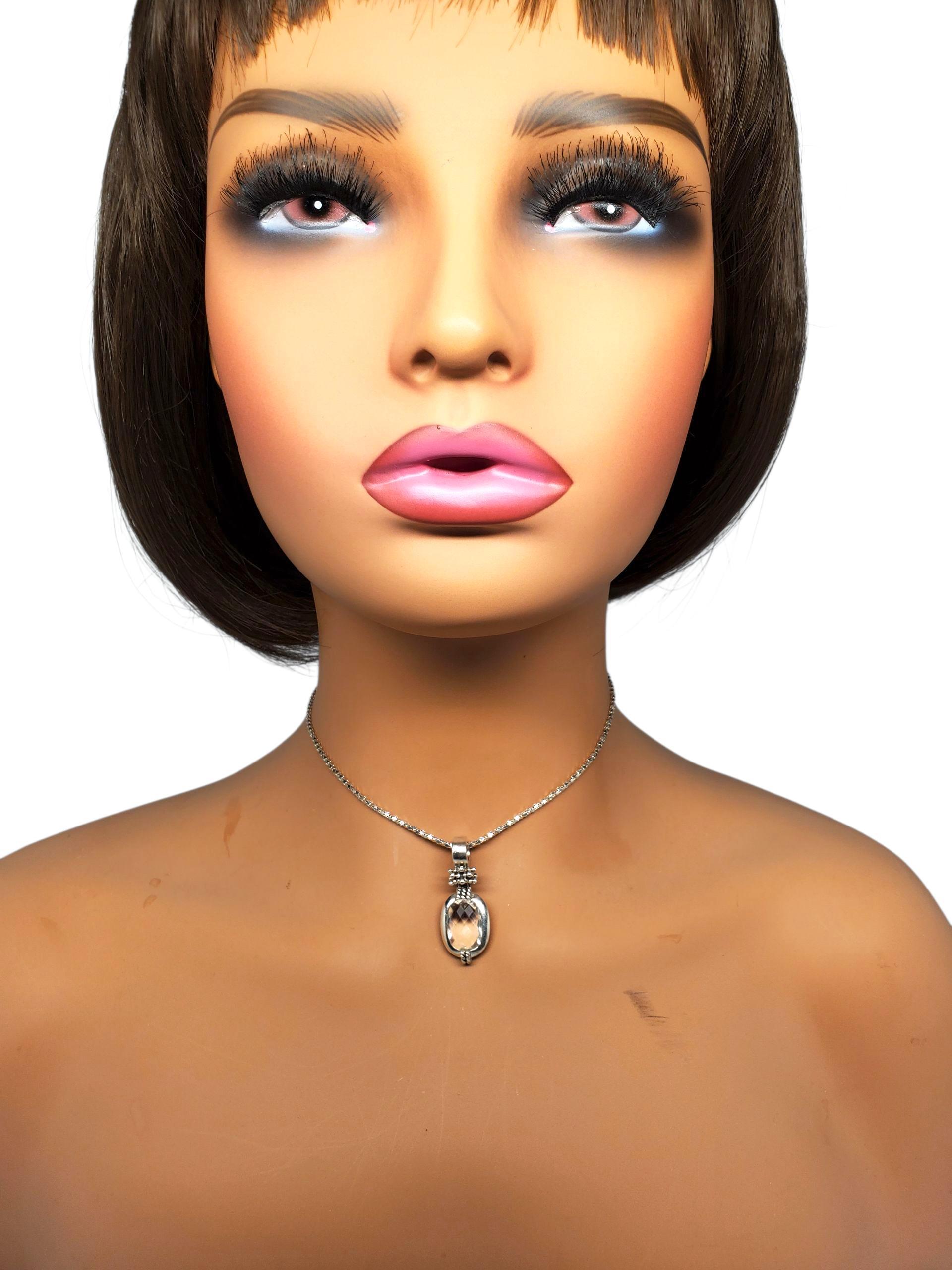 Michael Dawkins - Ciondolo con quarzo chiaro in argento Sterling -

Questo ciondolo di Michael Dawkins, splendidamente realizzato in argento sterling con dettagli in perline e corda, presenta una gemma di quarzo chiaro sfaccettato (11,43 mm x 9,60