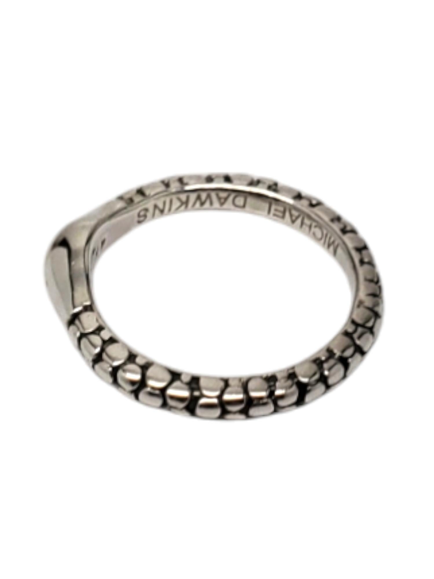 Michael Dawkins Bague en argent sterling en forme de galet Taille 7 -

Cette bague unique de Michael Dawkins présente un design de perles de galets en argent sterling classique.

Queue : 2,45 mm

Taille : 7

Estampillé : MICHAEL DAWKINS 925