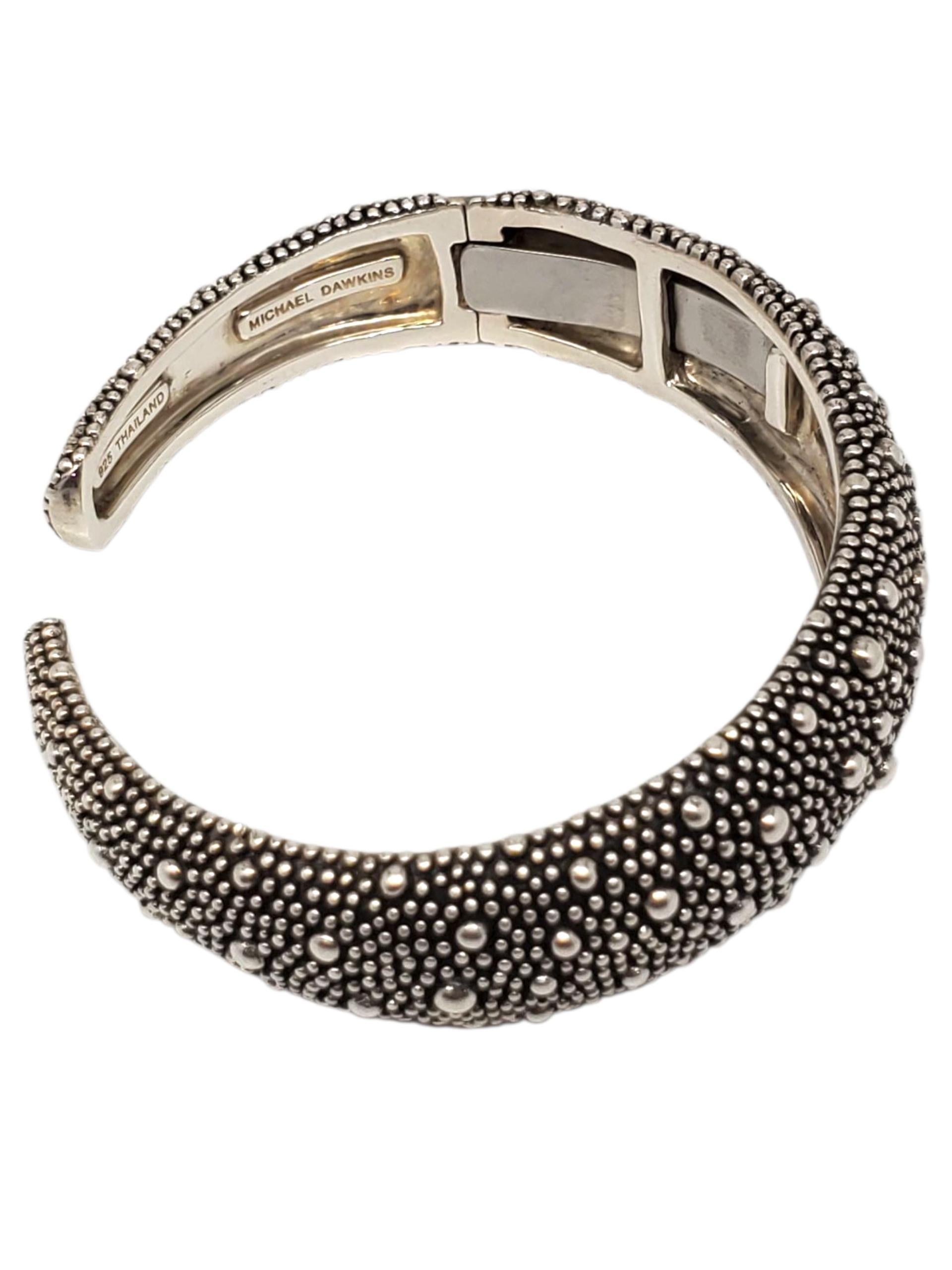 Michael Dawkins - Bracciale a cerniera con ciottoli in argento 925 -

Questo bellissimo bracciale con cerniera di Michael Dawkins presenta il suo iconico design a ciottoli granulati realizzato in argento massiccio.

Dimensioni: 6,5