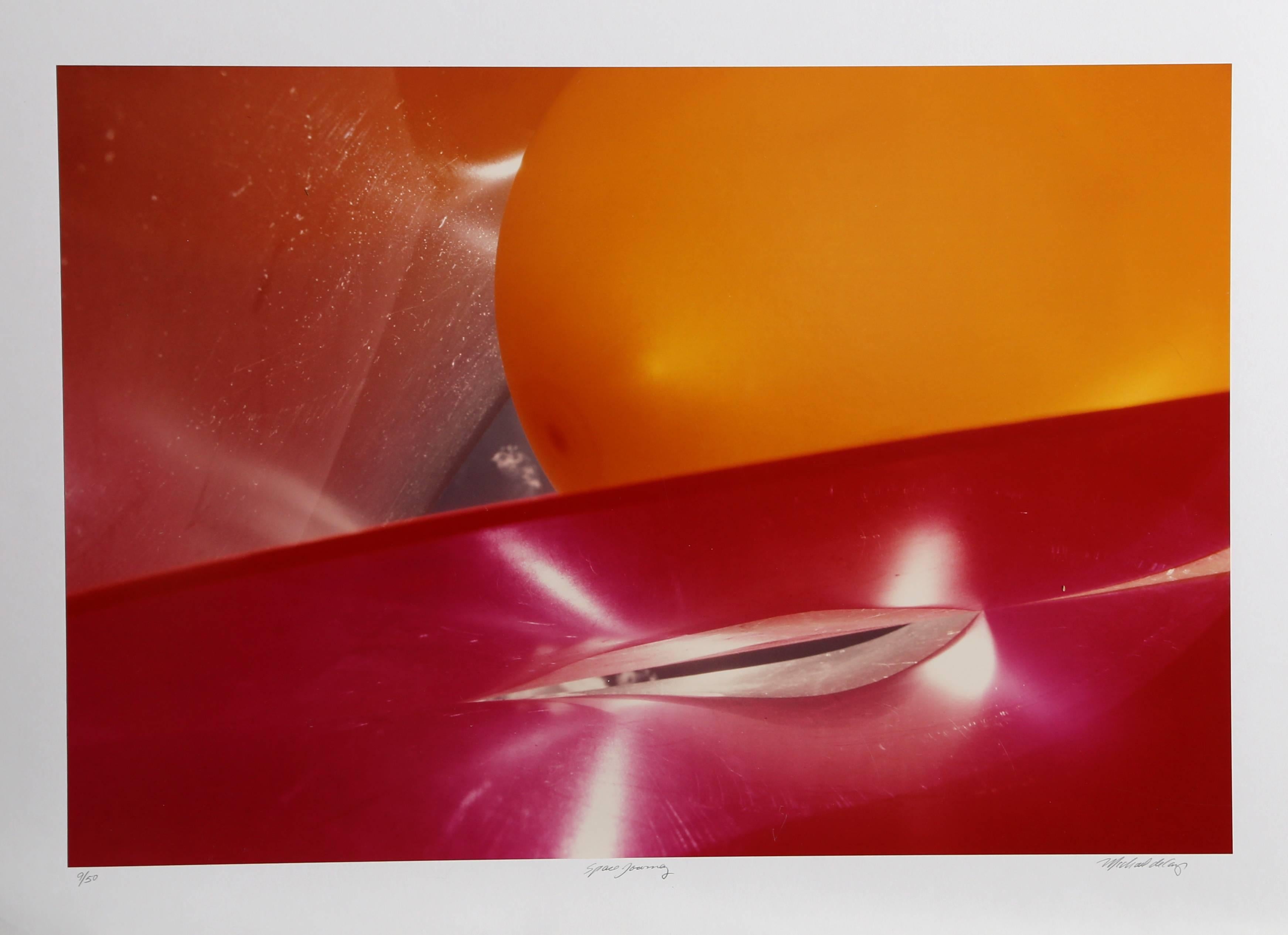 Cette photographie a été réalisée par l'artiste américain Michael DeCamp, passionné de plongée sous-marine. Les photos abstraites de DeCamp sont énigmatiques et les interactions entre les formes et les couleurs sont à la fois familières et étranges.