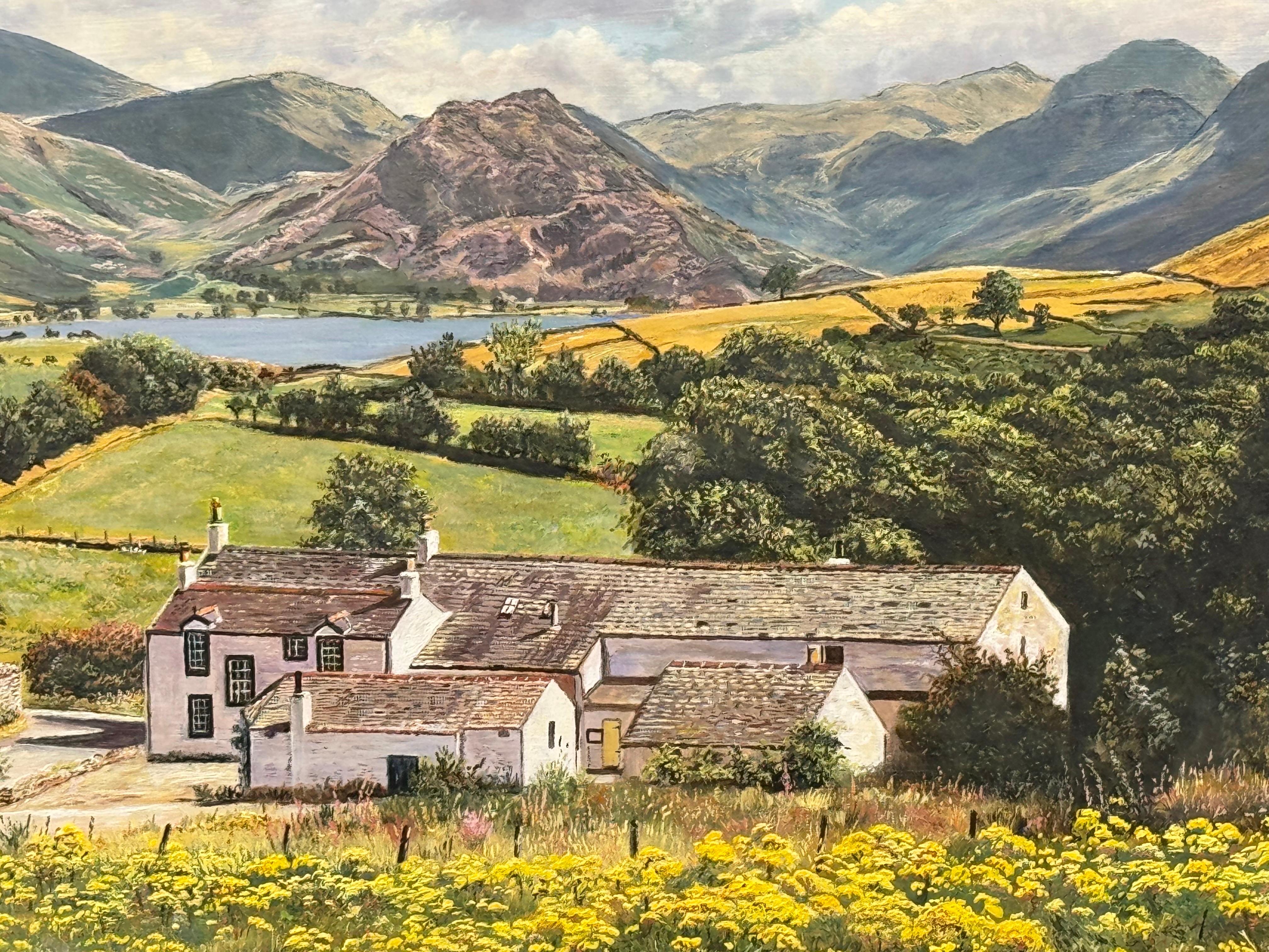 Paesaggio inglese con chiesa, fattoria e montagne del Lake District sullo sfondo in vendita 8