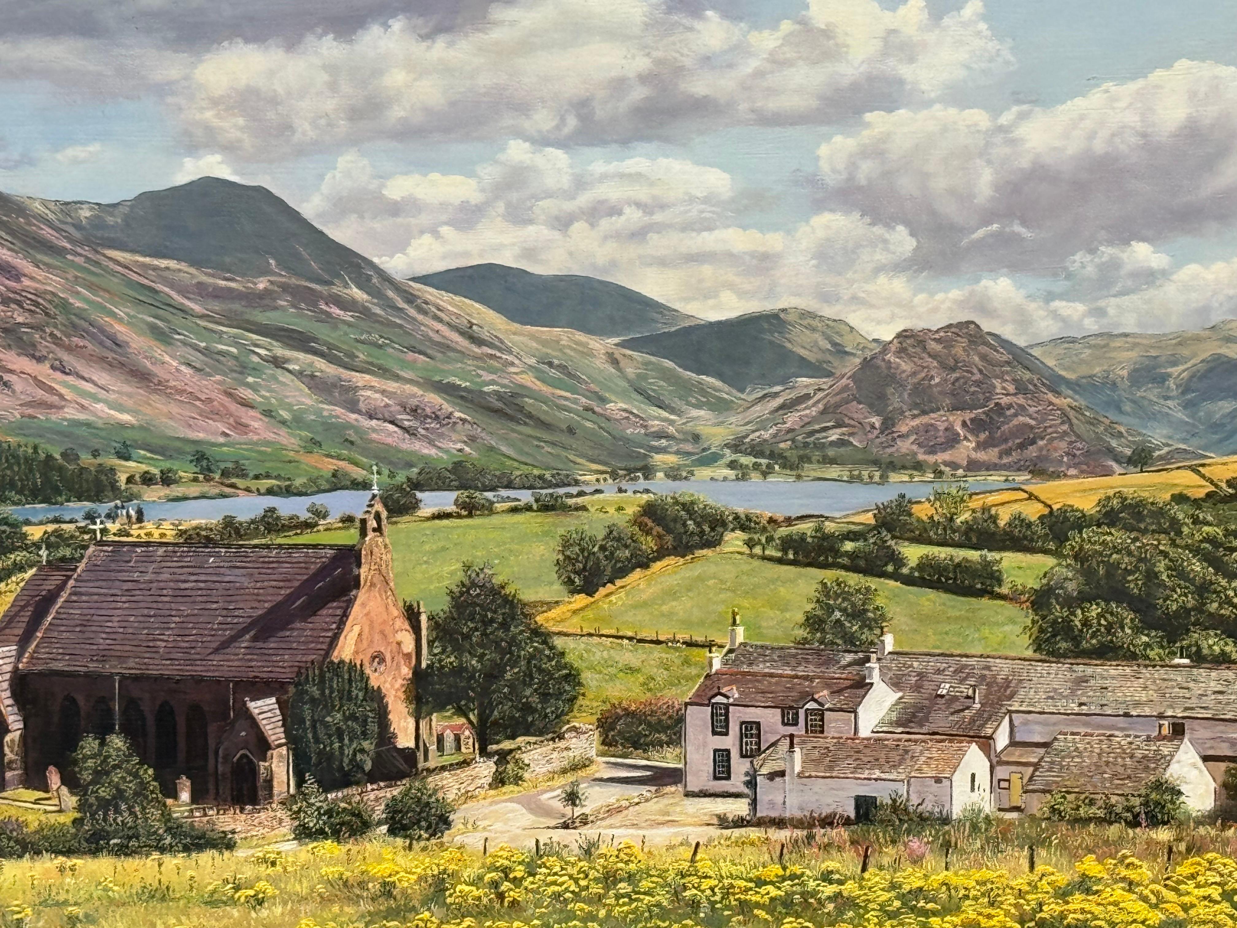 Paesaggio inglese con chiesa, fattoria e montagne del Lake District sullo sfondo in vendita 9