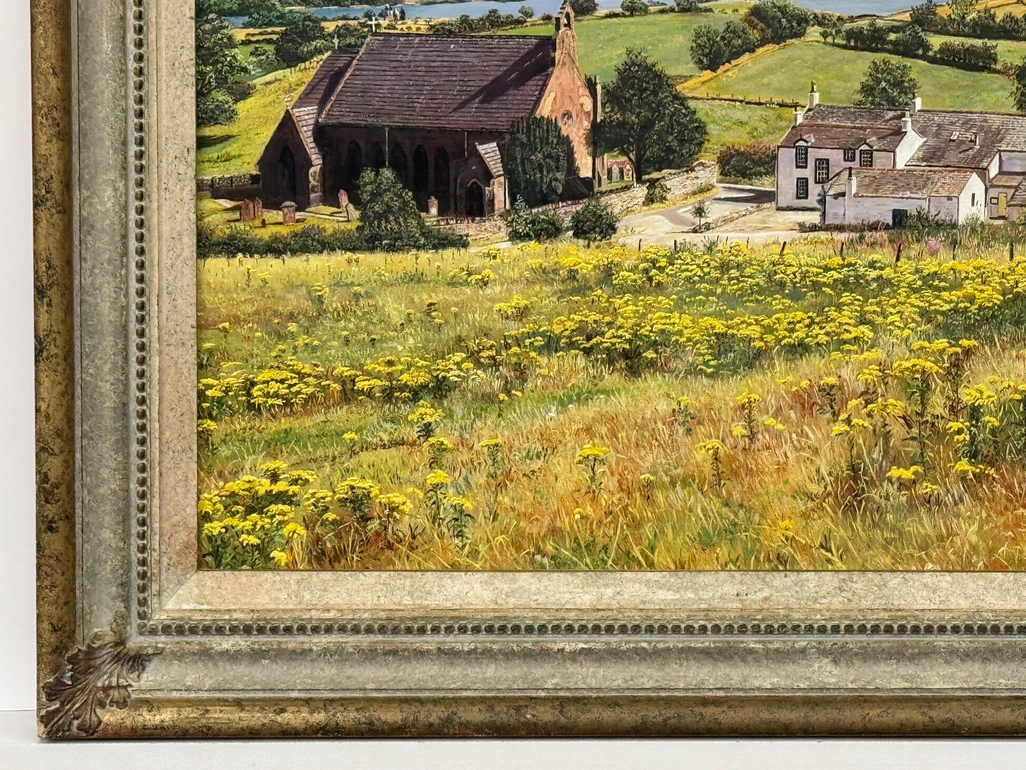 Paesaggio inglese con chiesa, fattoria e montagne del Lake District sullo sfondo in vendita 11