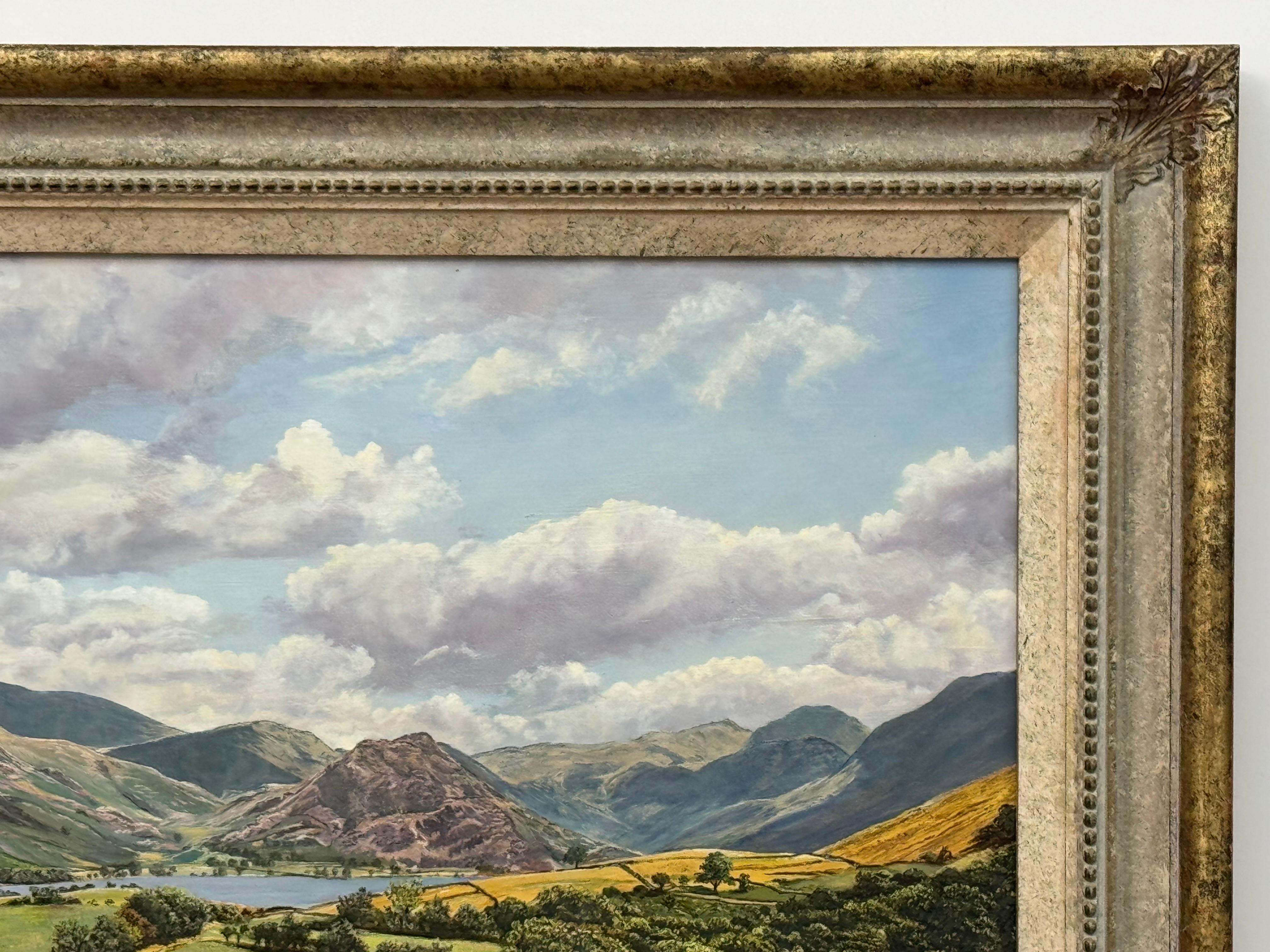 Paesaggio inglese con chiesa, fattoria e montagne del Lake District sullo sfondo in vendita 13