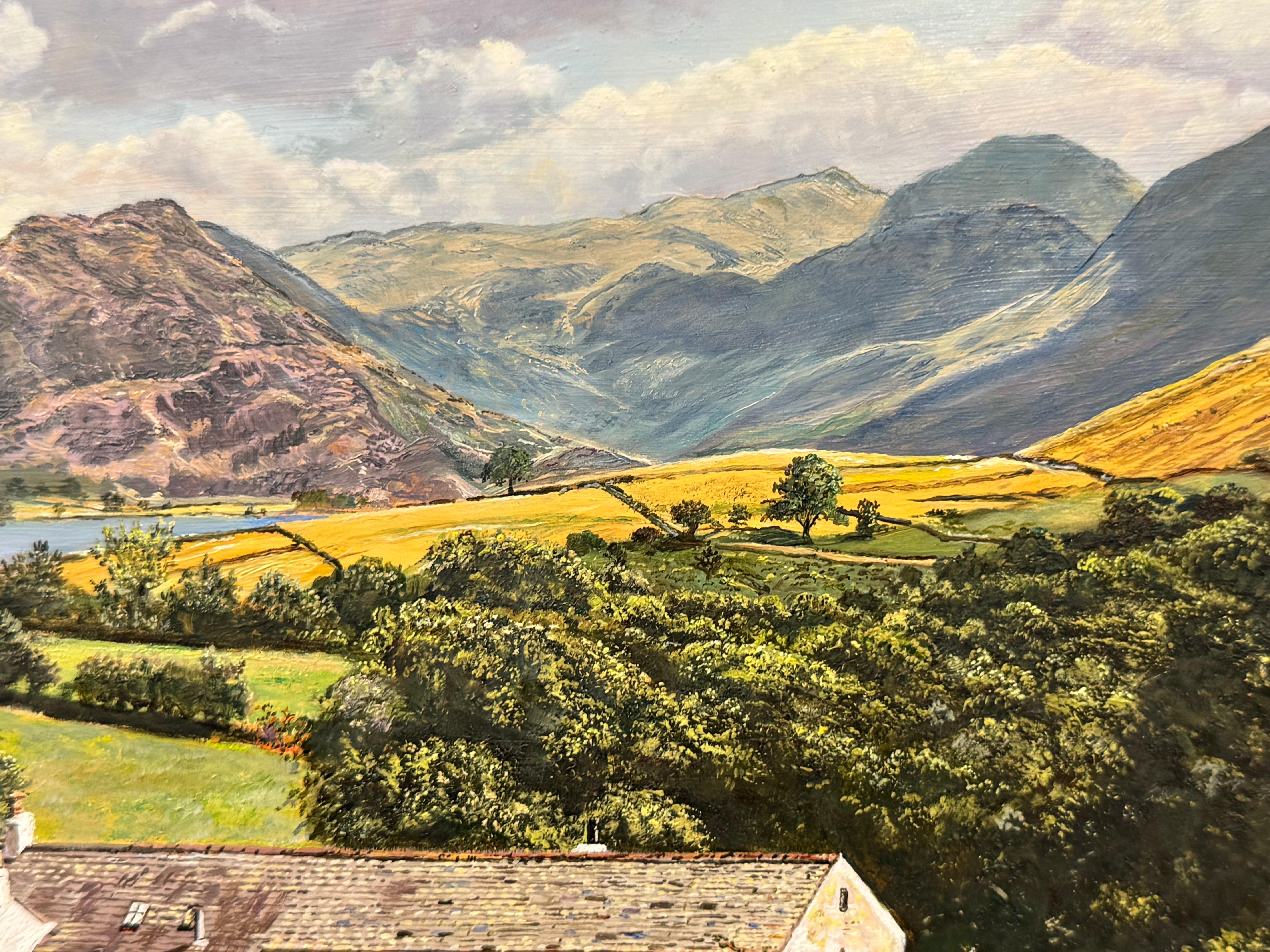 Paesaggio inglese con chiesa, fattoria e montagne del Lake District sullo sfondo in vendita 14