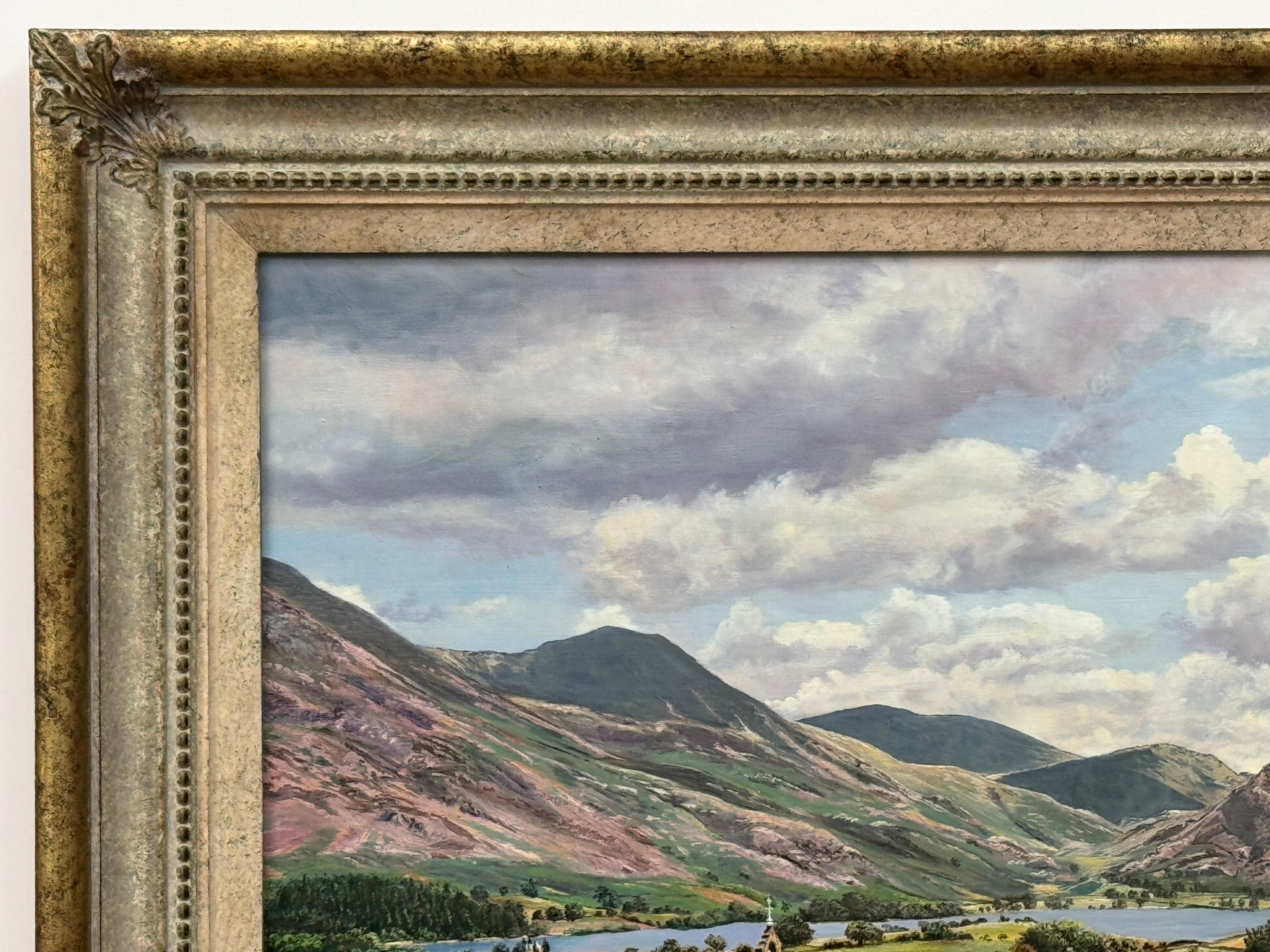 Paesaggio inglese con chiesa, fattoria e montagne del Lake District sullo sfondo in vendita 3