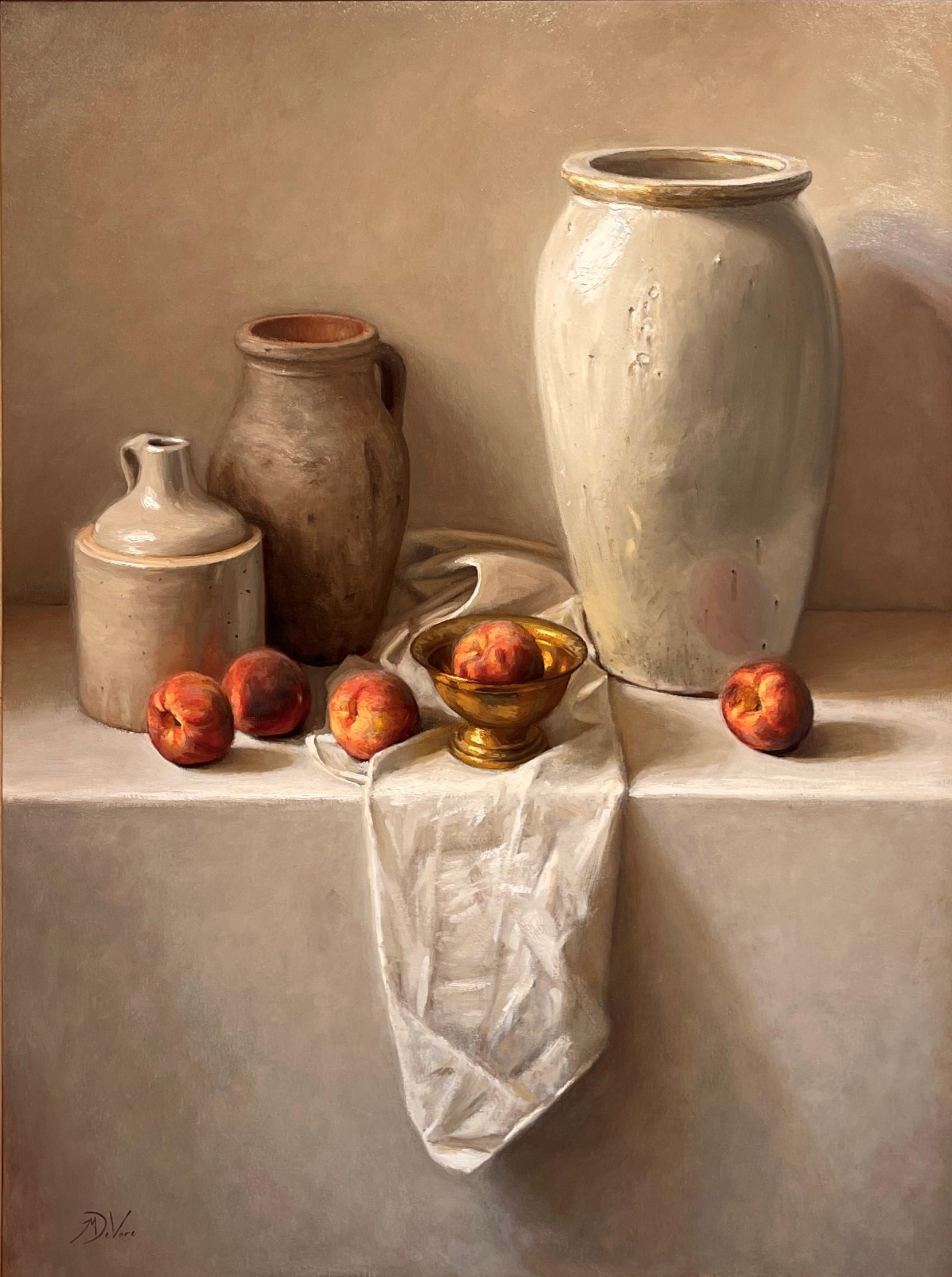 Comunión de melocotones" (2015) de Michael DeVore es una pintura original al óleo sobre lienzo ejecutada con maestría que ejemplifica el refinado enfoque que el artista da a los bodegones clásicos. Esta composición contemplativa mide 40 x 30