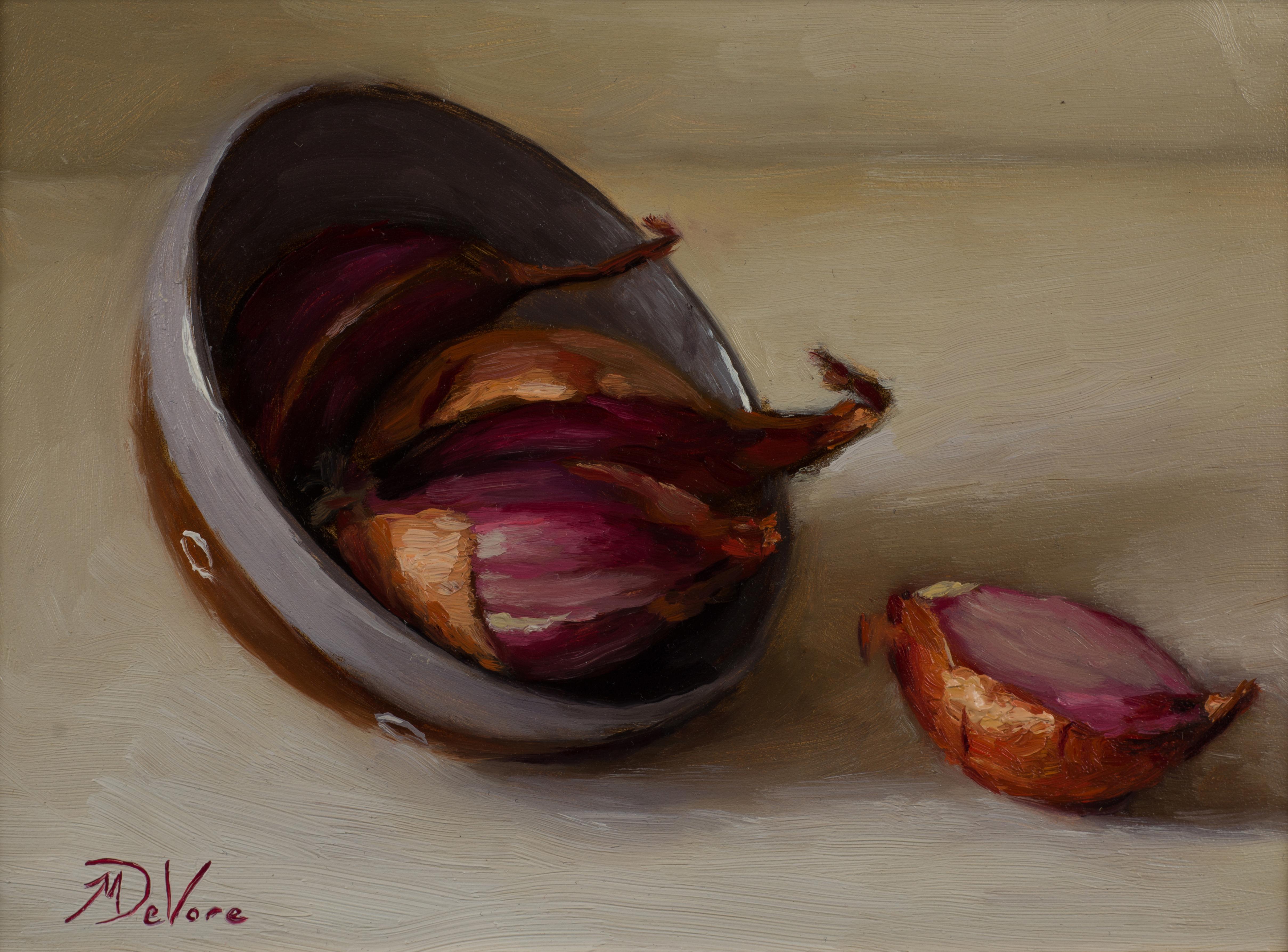 "Spilled Shallots" (2015) par Michael DeVore est une peinture originale de nature morte à l'huile faite à la main qui mesure 9,5 x 11,5 pouces encadrée et est prête à être accrochée.