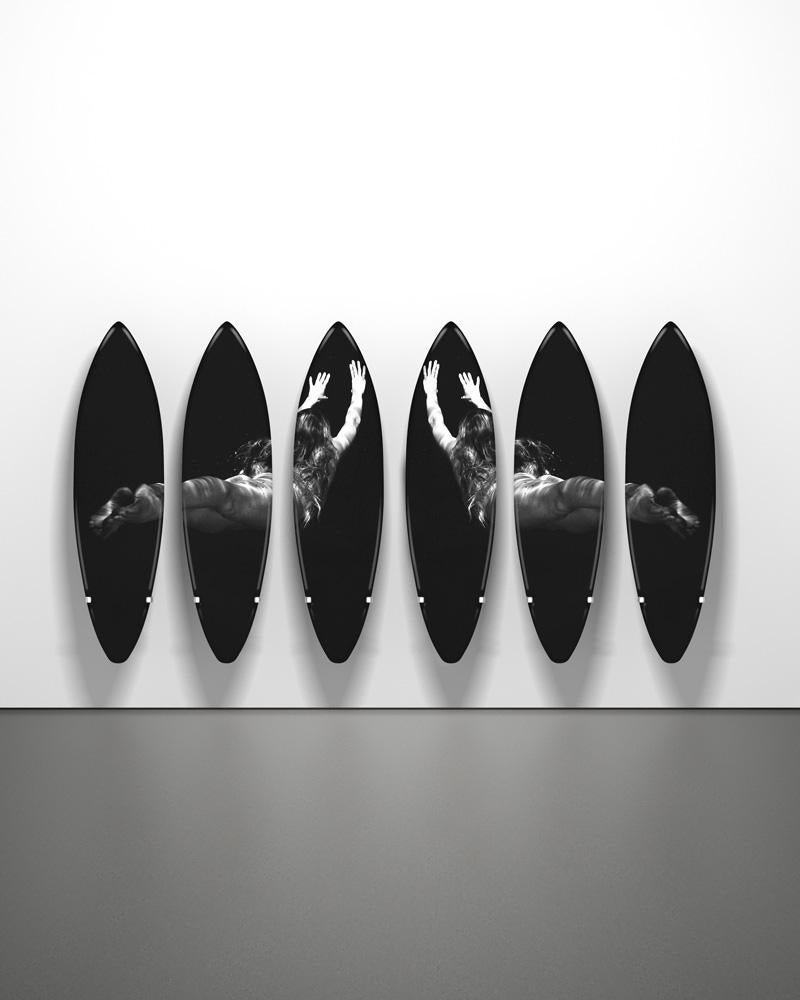 Chaque planche est un objet sculptural fabriqué à la main, l'image est créée avec des couches de soie et de laque
