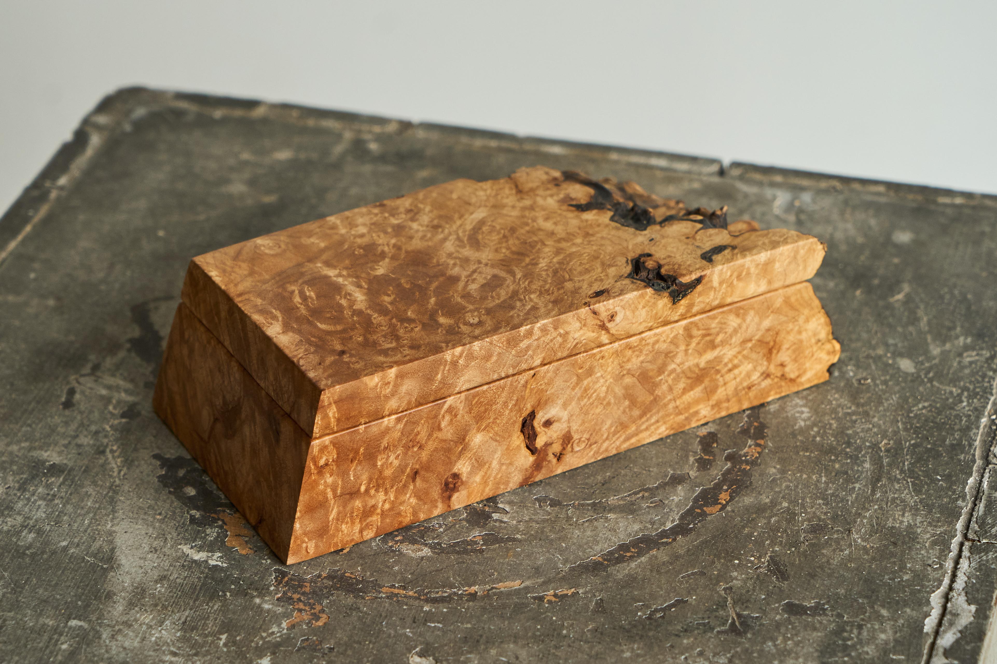 Boîte Michael Elkan en loupe d'érable Live Edge American Craft Movement 1980

Il s'agit d'une très belle boîte à bibelots ou à bijoux en ronce d'érable, fabriquée dans les années 1980 par Michael Elkan, un artisan du bois renommé de l'American Craft