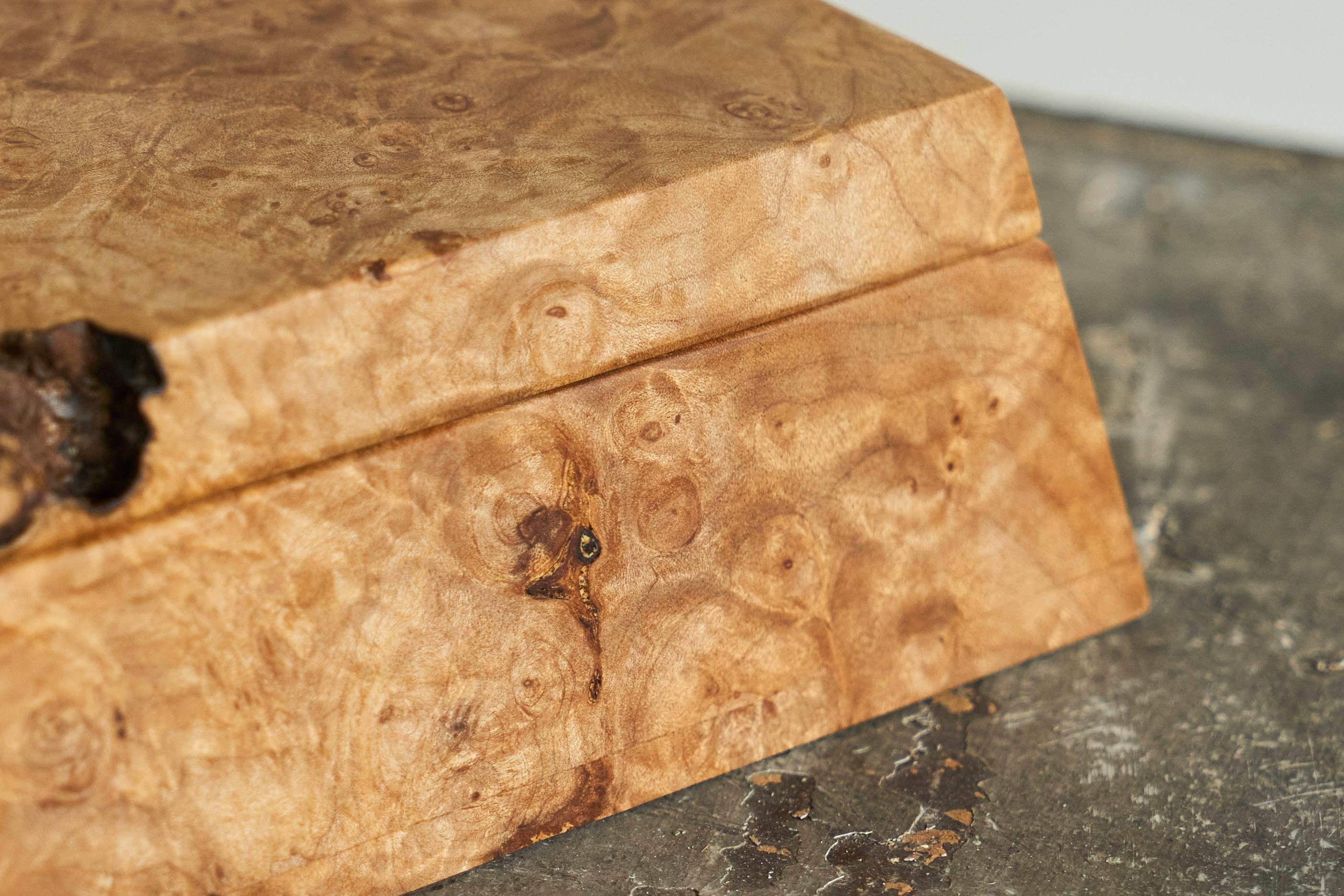 20ième siècle Boîte Michael Elkan en loupe d'érable Live Edge American Craft Movement 1980 en vente