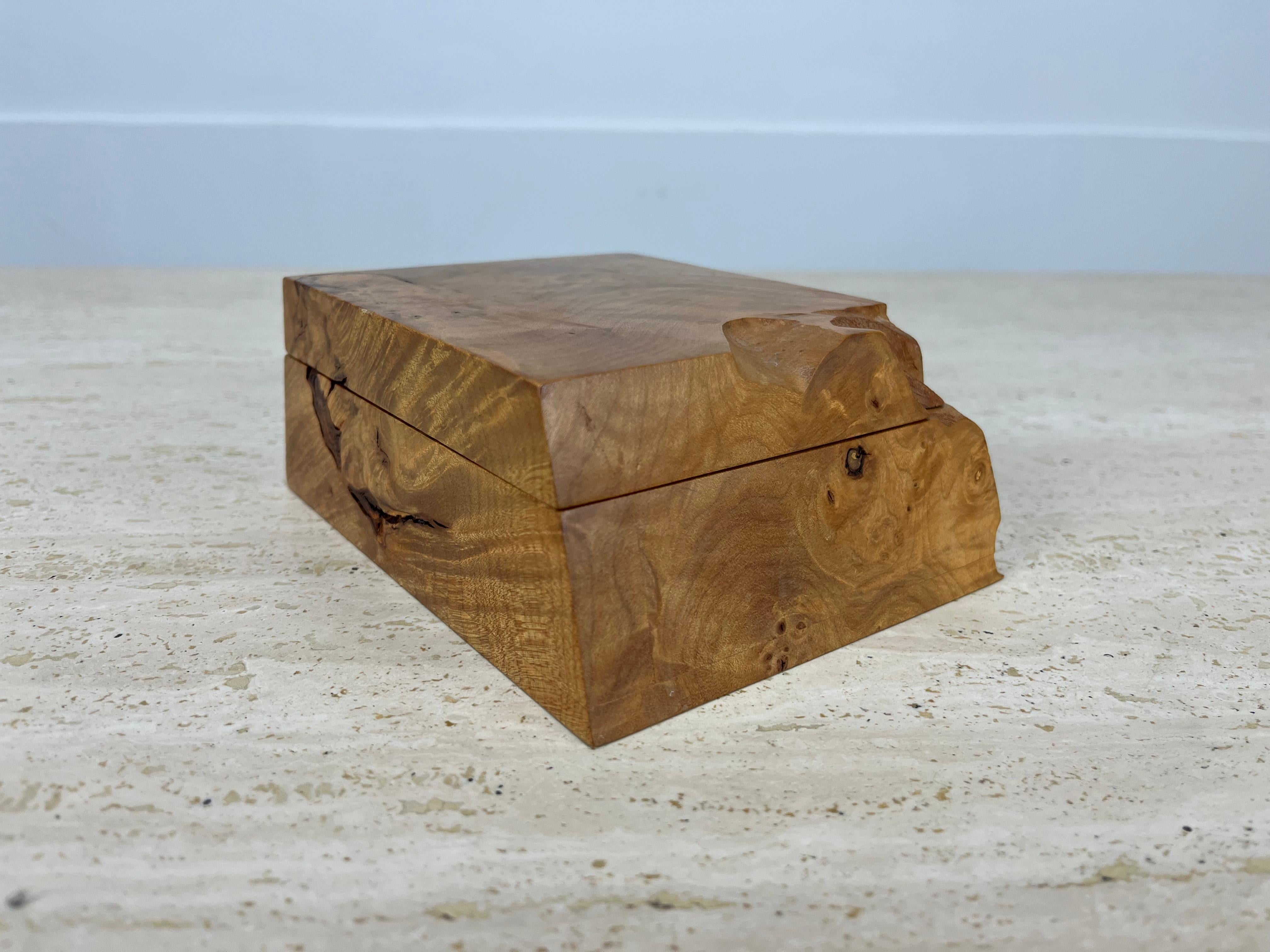 Michael Elkan Burl Maple wood jewelry box, signed In Good Condition For Sale In BELFORT, FR