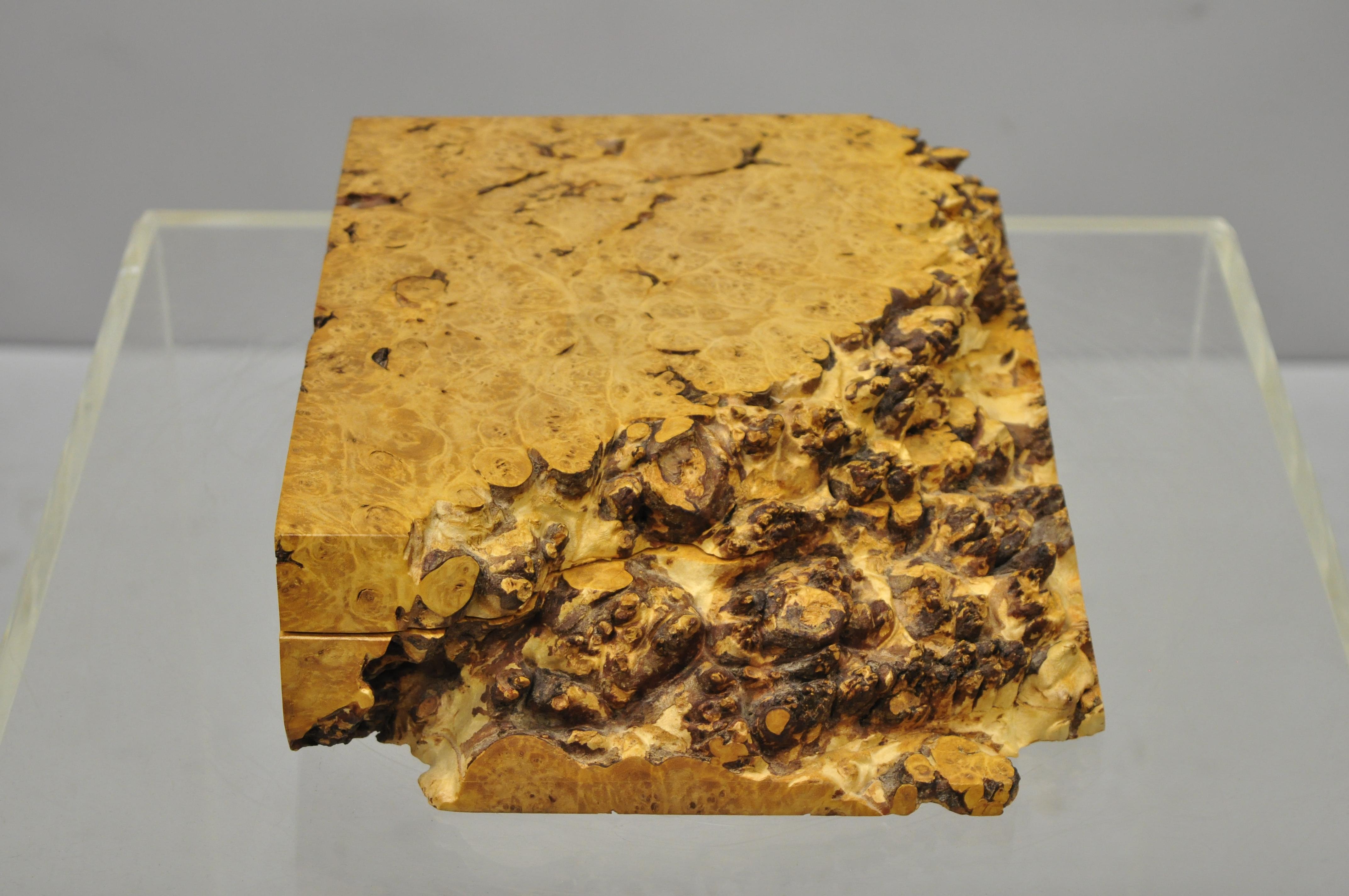 Michael Elkan große Wurzelholz Studio gefertigt Schmuck Schmuckkästchen. Auf der Unterseite vom Künstler signiert, schöne Holzmaserung, hochwertige Verarbeitung, großer Stil und Form, um 1980. Abmessungen: 3.25