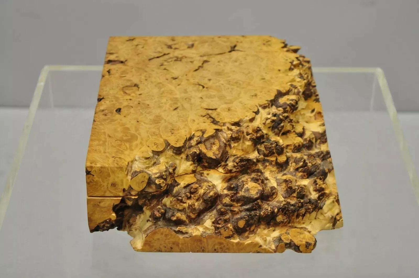 Michael Elkan Large Burl Wood Studio Crafted Jewelry Trinket Desk Storage Box. Der abgebildete Artikel hat eine Künstlersignatur auf der Unterseite, eine schöne Holzmaserung, hochwertige Handwerkskunst, großen Stil und Form. CIRCA Spätes 20.