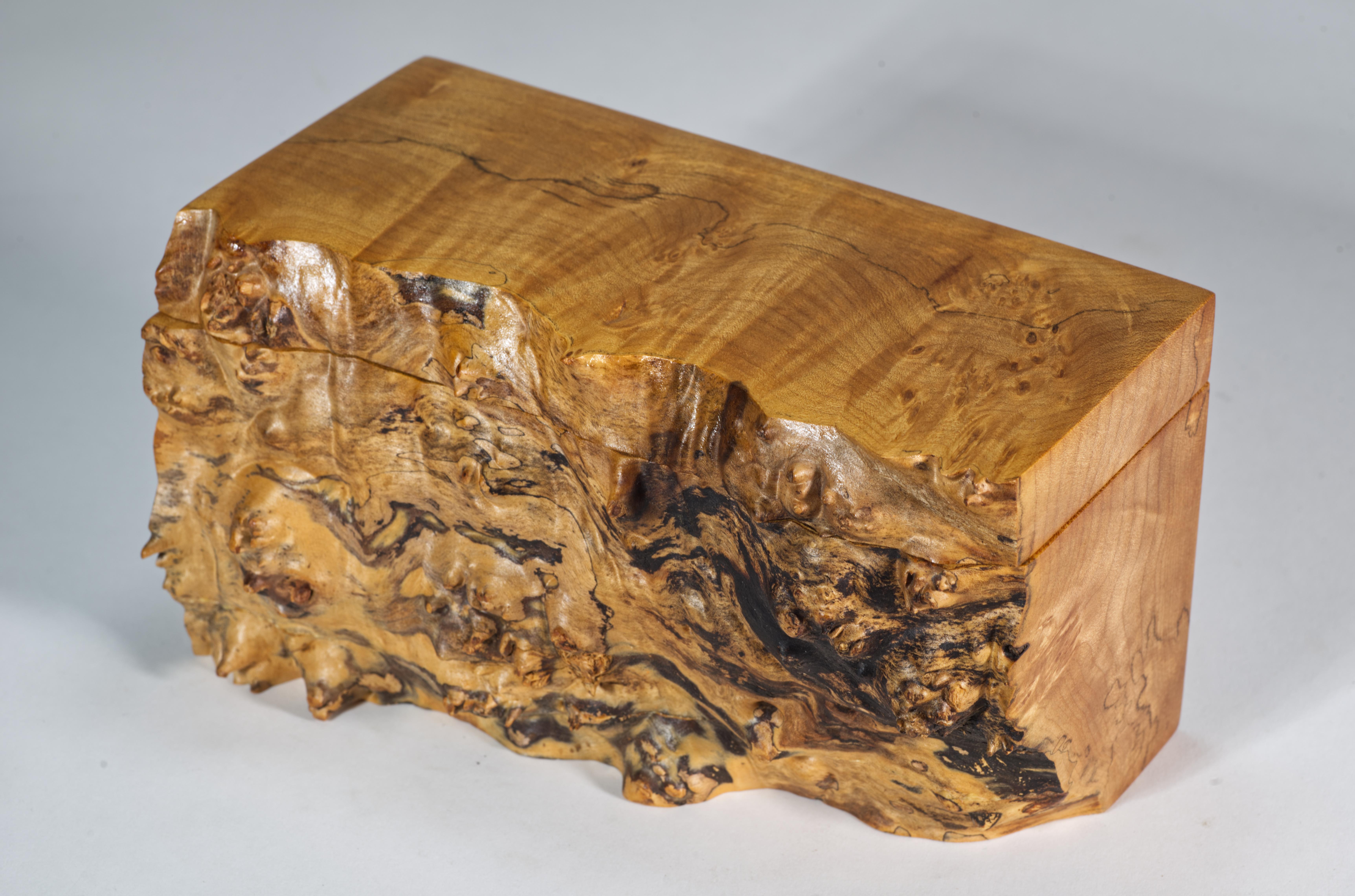  La caja decorativa vintage con tapa, hecha a mano, presenta un diseño de borde vivo en madera burl de arce de Oregón espalada. La rica textura de la madera burlada se acentúa con el fino rayado gráfico oscuro, característico de la madera espalada,