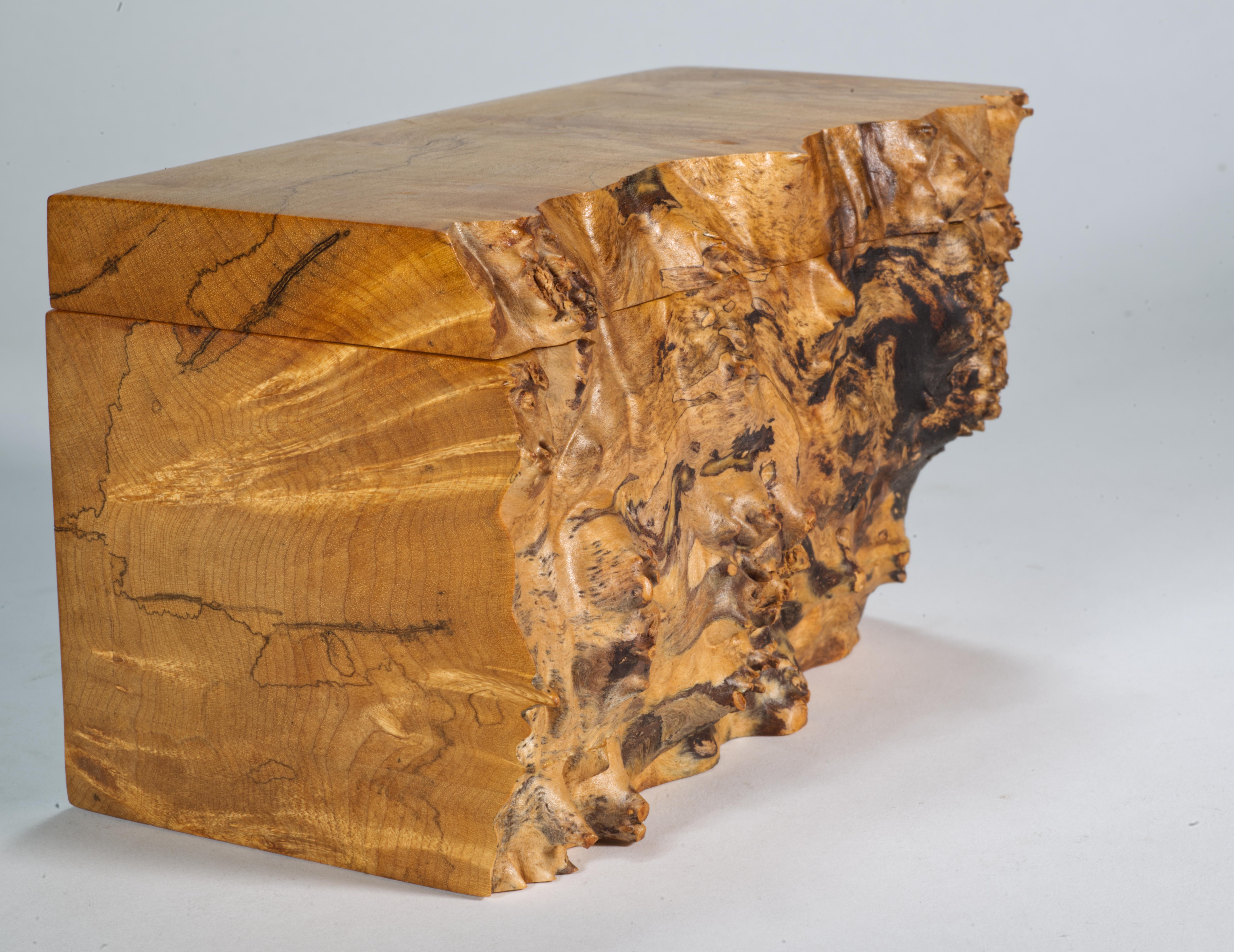 Michael Elkan Studio Caja grande de arce de Oregón de canto vivo con tapa Tallado a mano en venta