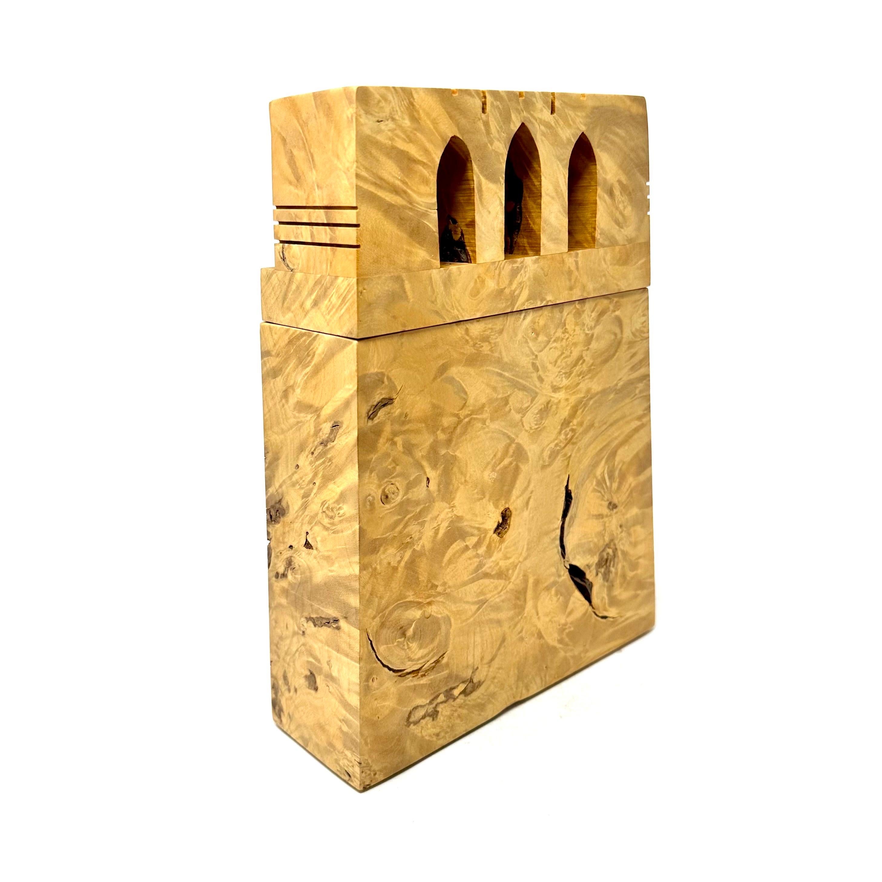 Américain Boîte Castles #14 de Michael Elkan Studios, sculptée à la main en érable piqué en vente
