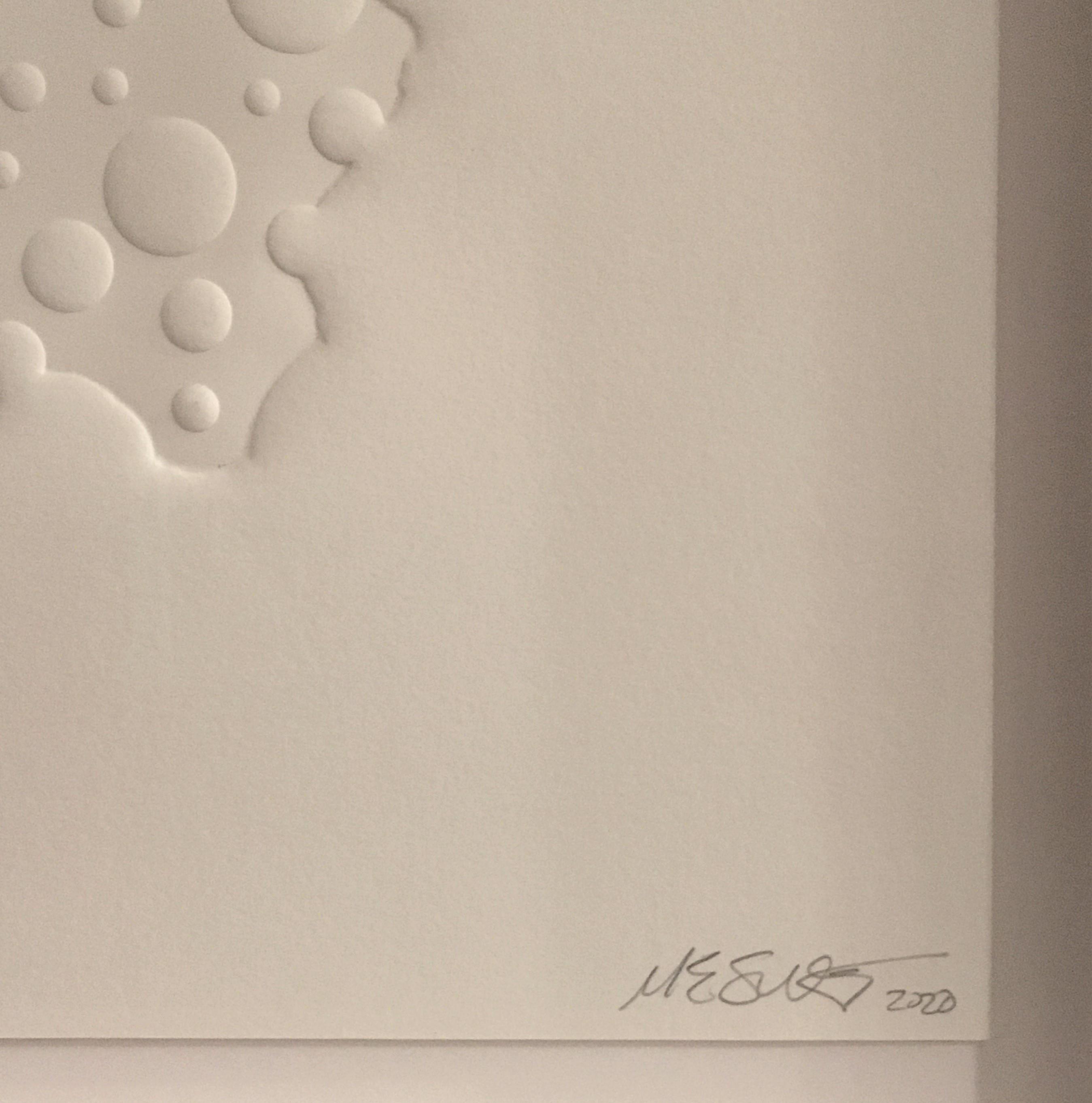 Ohne Titel Geprägtes Papier, Abmessungen, Arbeit auf Papier, Bewegung, weiß, ungerahmt (Grau), Abstract Print, von Michael Enn Sirvet
